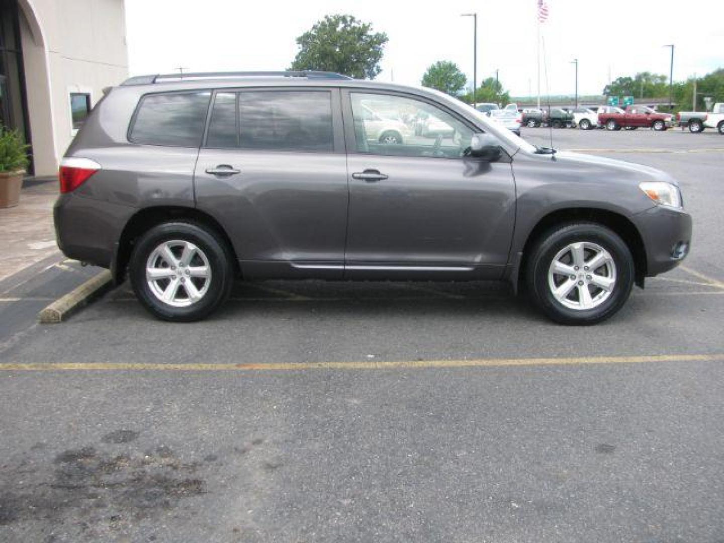 2010 Gray Toyota Highlander Base 2WD I4 (JTEZA3EH4A2) with an 2.7L L4 DOHC 16V engine, 6-Speed Automatic transmission, located at 2443 Albert Pike, Hot Springs, AR, 71913, (501) 623-6255, 34.492222, -93.109993 - Photo#4