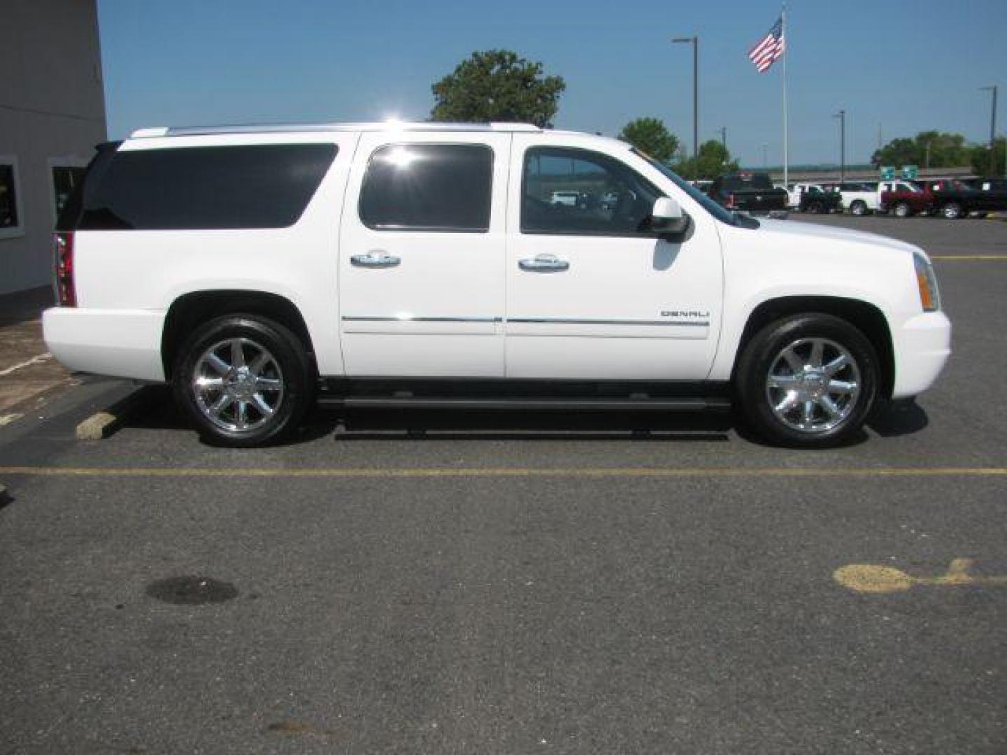 2014 White GMC Yukon Denali XL 2WD (1GKS1MEF6ER) with an 6.2L V8 OHV 16V engine, 6-Speed Automatic transmission, located at 2443 Albert Pike, Hot Springs, AR, 71913, (501) 623-6255, 34.492222, -93.109993 - Photo#1