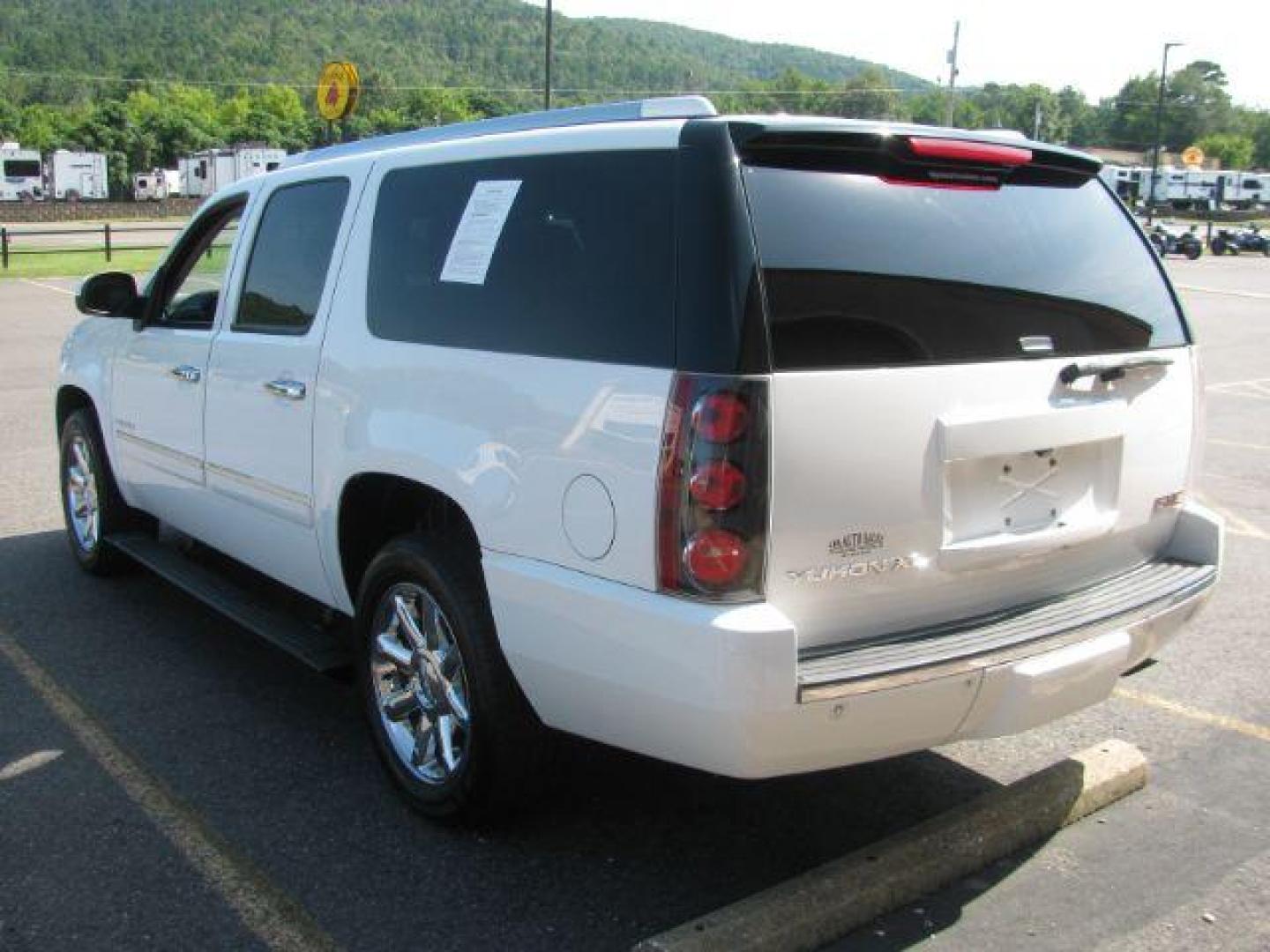 2014 White GMC Yukon Denali XL 2WD (1GKS1MEF6ER) with an 6.2L V8 OHV 16V engine, 6-Speed Automatic transmission, located at 2443 Albert Pike, Hot Springs, AR, 71913, (501) 623-6255, 34.492222, -93.109993 - Photo#3