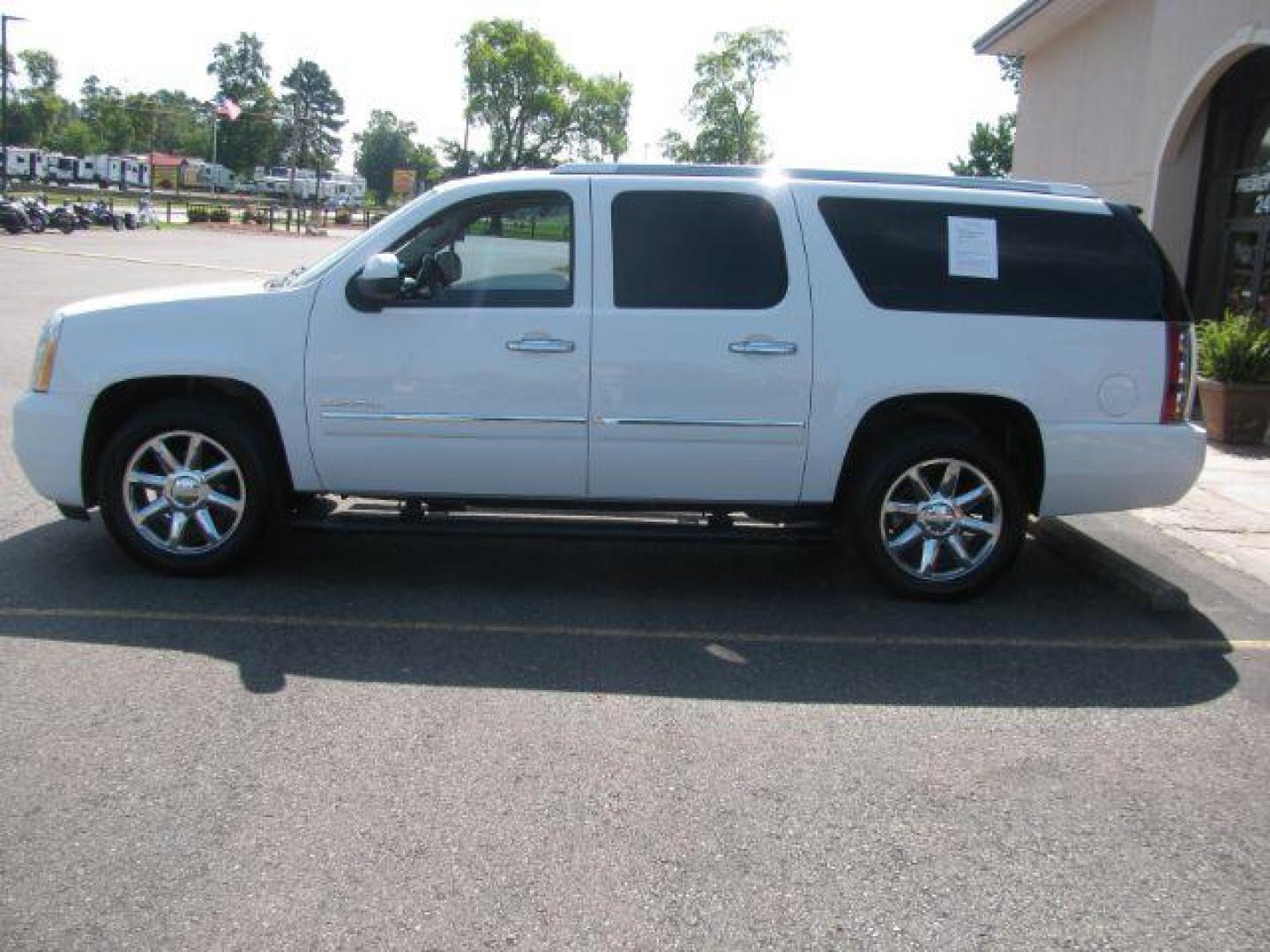 2014 White GMC Yukon Denali XL 2WD (1GKS1MEF6ER) with an 6.2L V8 OHV 16V engine, 6-Speed Automatic transmission, located at 2443 Albert Pike, Hot Springs, AR, 71913, (501) 623-6255, 34.492222, -93.109993 - Photo#4