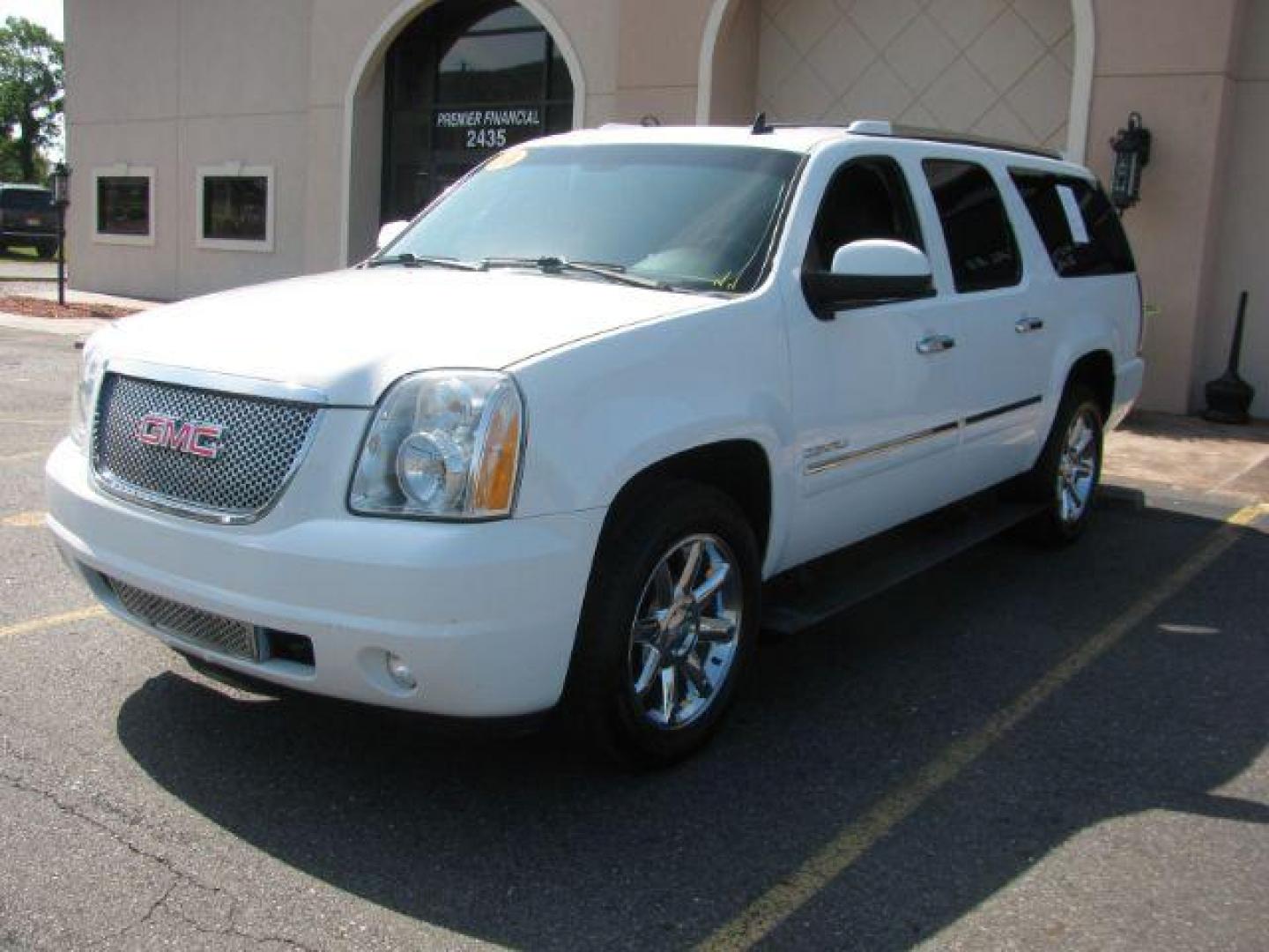 2014 White GMC Yukon Denali XL 2WD (1GKS1MEF6ER) with an 6.2L V8 OHV 16V engine, 6-Speed Automatic transmission, located at 2443 Albert Pike, Hot Springs, AR, 71913, (501) 623-6255, 34.492222, -93.109993 - Photo#5