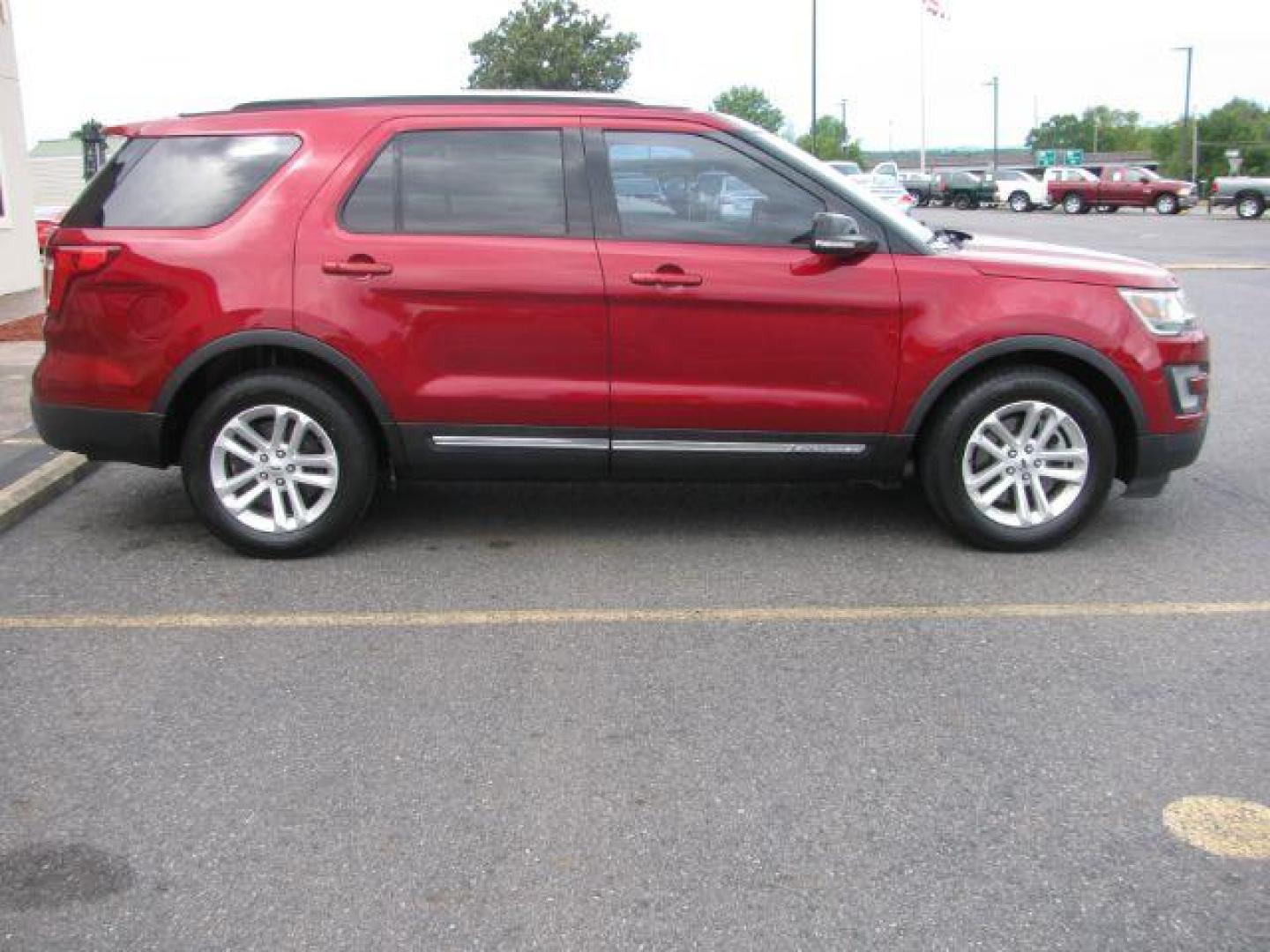 2017 Maroon Ford Explorer XLT FWD (1FM5K7DHXHG) with an 2.3L L4 DOHC 16V engine, 6-Speed Automatic transmission, located at 2443 Albert Pike, Hot Springs, AR, 71913, (501) 623-6255, 34.492222, -93.109993 - Photo#4