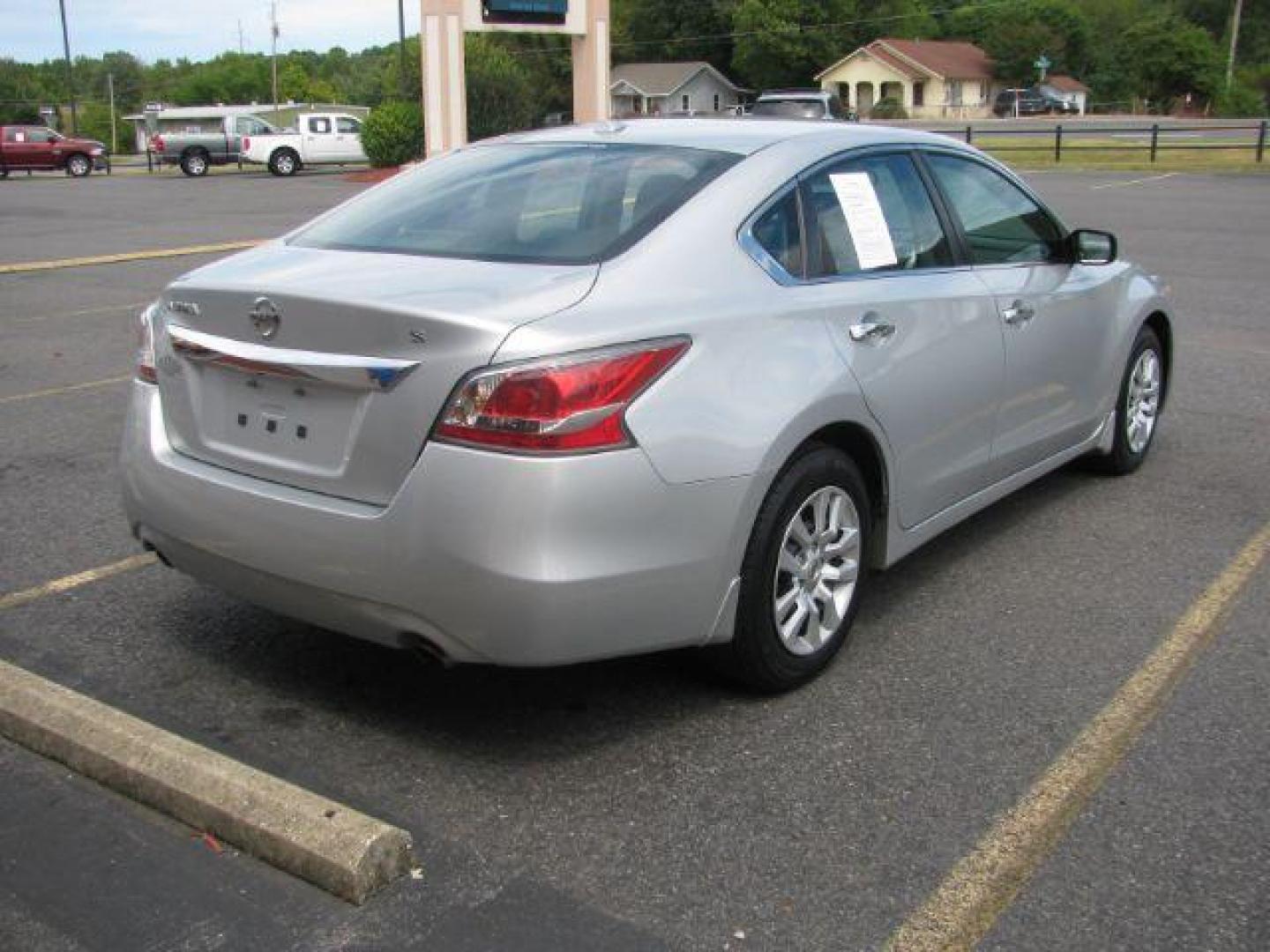 2015 Silver Nissan Altima 2.5 S (1N4AL3APXFN) with an 2.5L L4 DOHC 16V engine, Continuously Variable Transmission transmission, located at 2443 Albert Pike, Hot Springs, AR, 71913, (501) 623-6255, 34.492222, -93.109993 - Photo#3