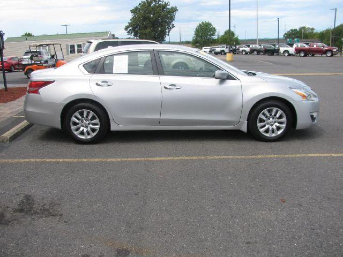 2015 Silver Nissan Altima 2.5 S (1N4AL3APXFN) with an 2.5L L4 DOHC 16V engine, Continuously Variable Transmission transmission, located at 2443 Albert Pike, Hot Springs, AR, 71913, (501) 623-6255, 34.492222, -93.109993 - Photo#4