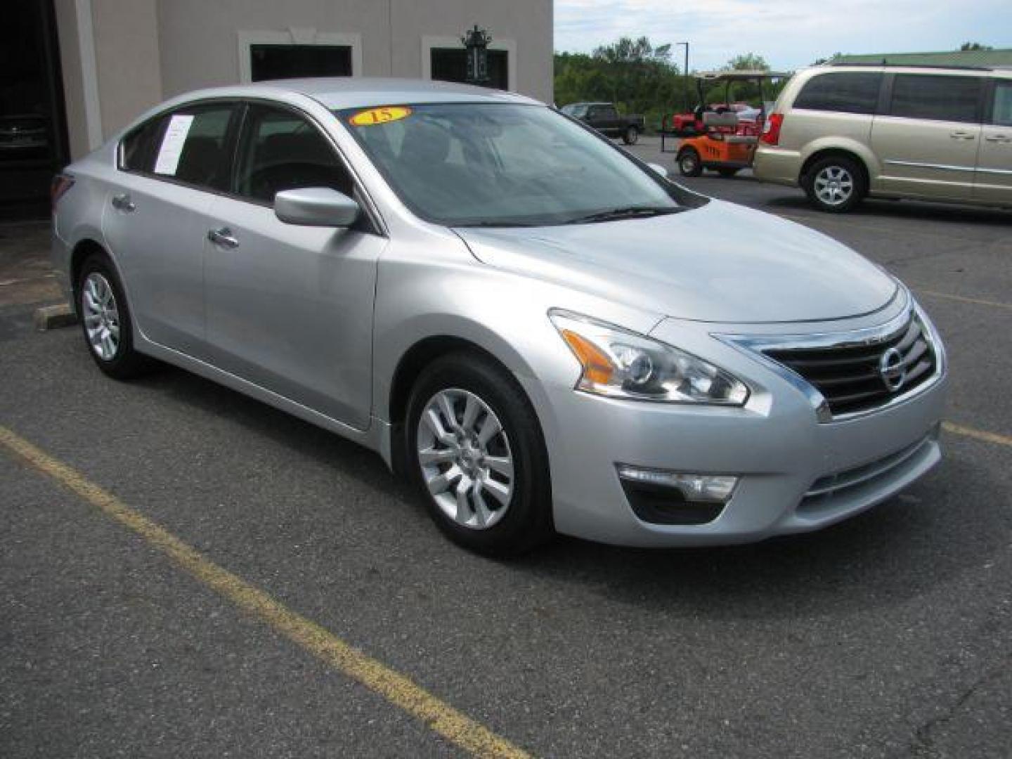 2015 Silver Nissan Altima 2.5 S (1N4AL3APXFN) with an 2.5L L4 DOHC 16V engine, Continuously Variable Transmission transmission, located at 2443 Albert Pike, Hot Springs, AR, 71913, (501) 623-6255, 34.492222, -93.109993 - Photo#5