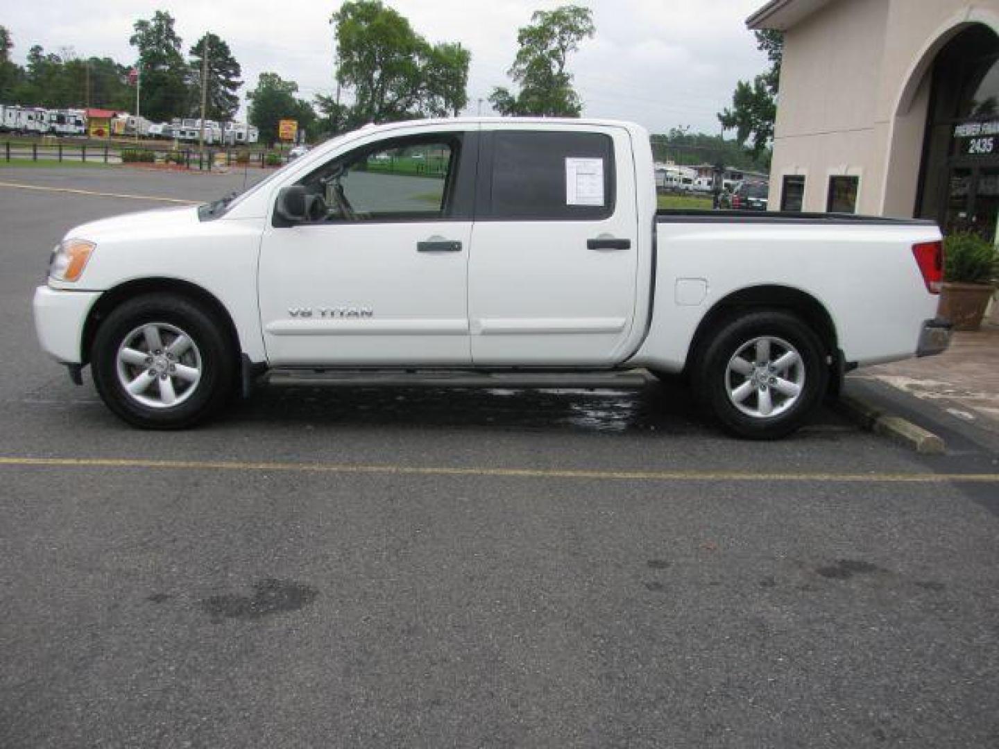 2014 White Nissan Titan S Crew Cab 2WD (1N6BA0EDXEN) with an 5.6L V8 DOHC 32V FFV engine, 5-Speed Automatic transmission, located at 2443 Albert Pike, Hot Springs, AR, 71913, (501) 623-6255, 34.492222, -93.109993 - Photo#1