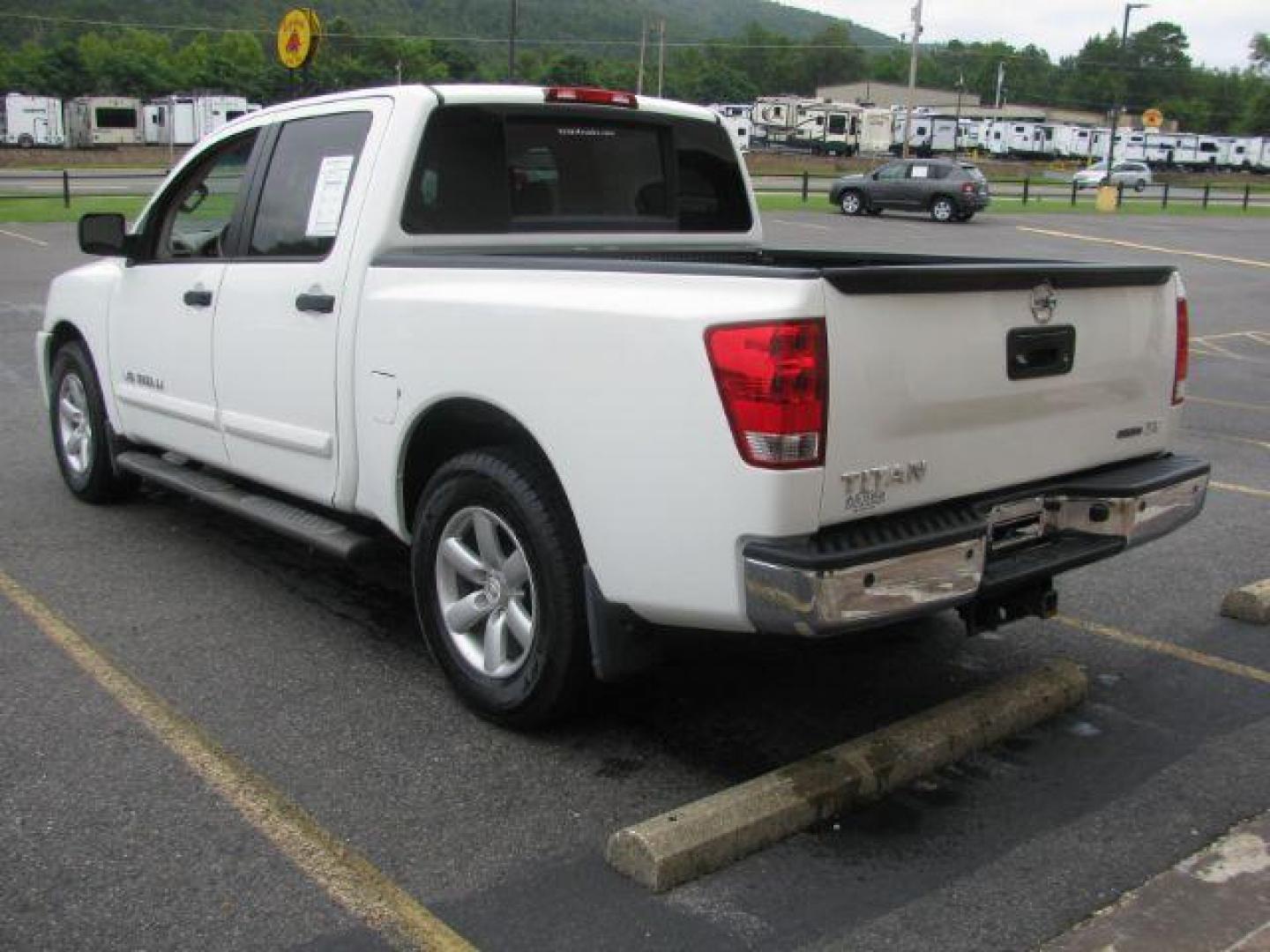 2014 White Nissan Titan S Crew Cab 2WD (1N6BA0EDXEN) with an 5.6L V8 DOHC 32V FFV engine, 5-Speed Automatic transmission, located at 2443 Albert Pike, Hot Springs, AR, 71913, (501) 623-6255, 34.492222, -93.109993 - Photo#2