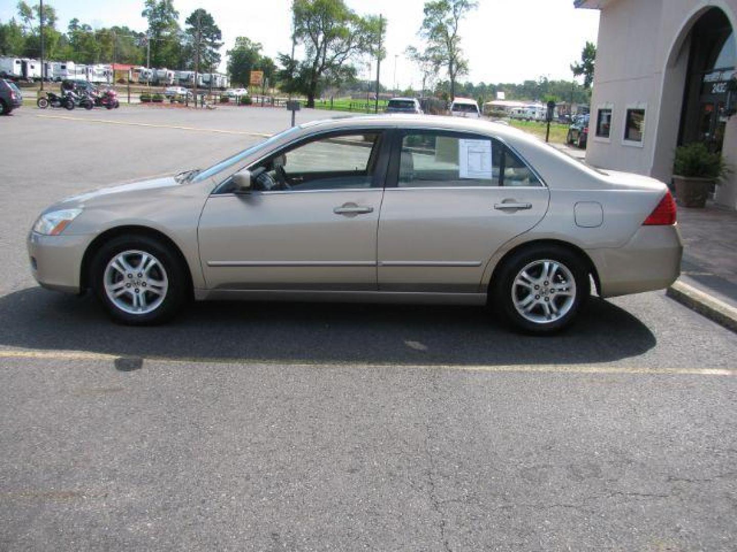 2006 Gold Honda Accord EX Sedan AT w/ Leather and XM Radio (1HGCM56826A) with an 2.4L L4 DOHC 16V engine, 5-Speed Automatic transmission, located at 2443 Albert Pike, Hot Springs, AR, 71913, (501) 623-6255, 34.492222, -93.109993 - Photo#4