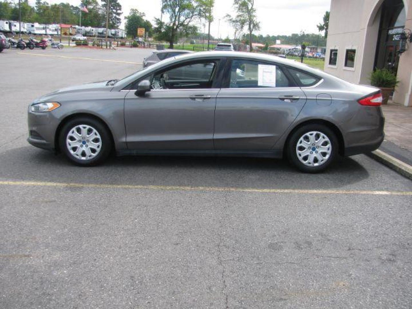 2014 Gray Ford Fusion S (3FA6P0G78ER) with an 2.5L L4 DOHC 16V engine, located at 2443 Albert Pike, Hot Springs, AR, 71913, (501) 623-6255, 34.492222, -93.109993 - Photo#4