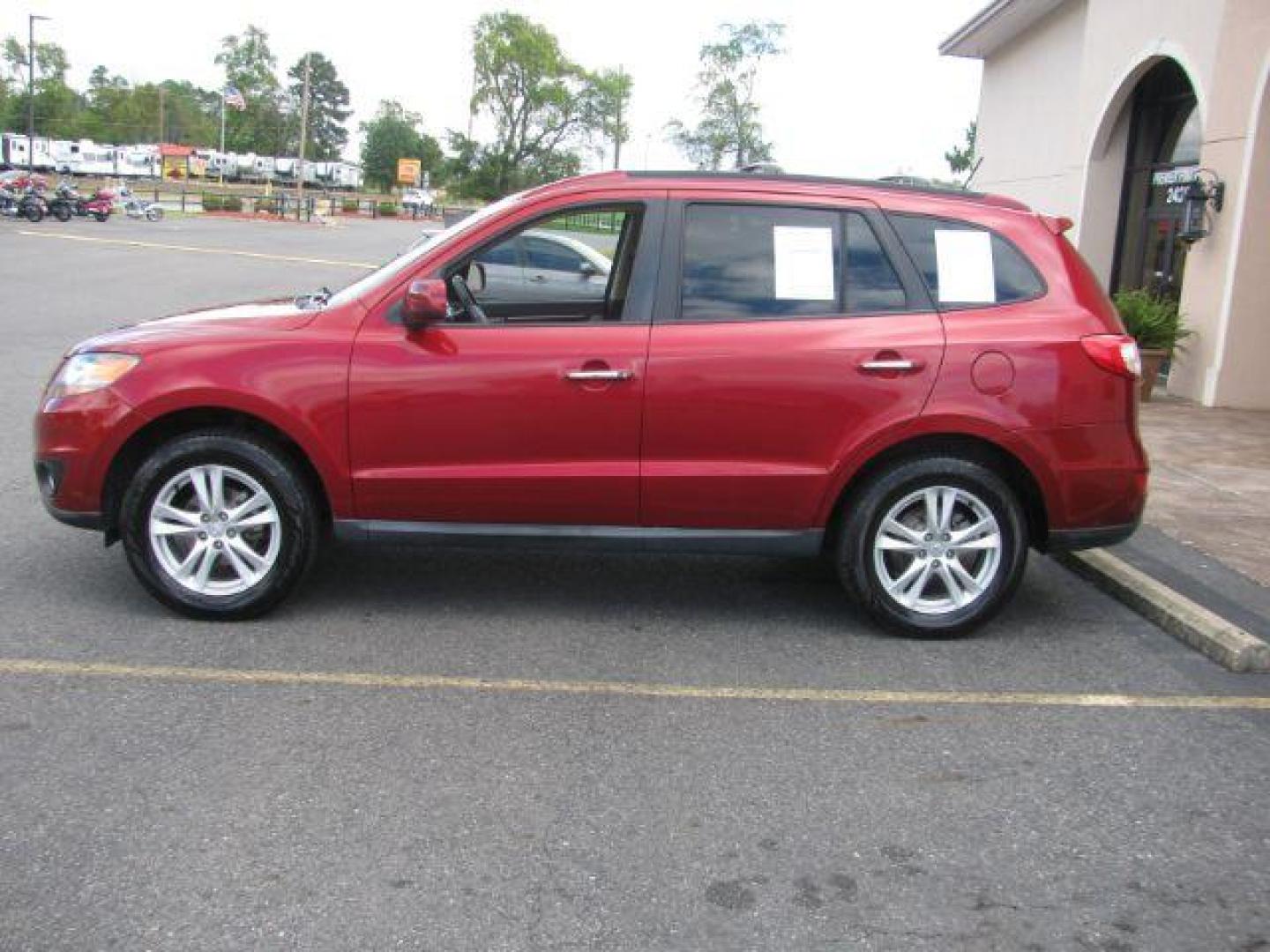 2010 Maroon Hyundai Santa Fe Limited 2.4 FWD (5NMSK3AB0AH) with an 2.4L L4 DOHC 16V engine, 6-Speed Automatic transmission, located at 2443 Albert Pike, Hot Springs, AR, 71913, (501) 623-6255, 34.492222, -93.109993 - Photo#4