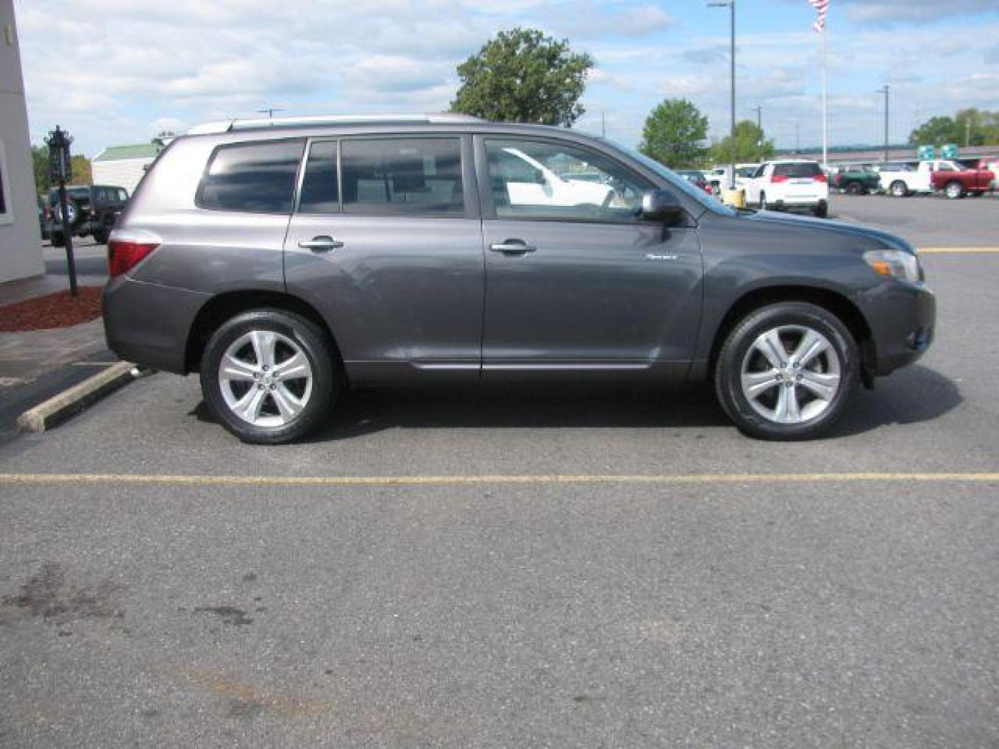 2008 Gray Toyota Highlander Sport 2WD (JTEDS43A082) with an 3.5L V6 DOHC 24V engine, 5-Speed Automatic transmission, located at 2443 Albert Pike, Hot Springs, AR, 71913, (501) 623-6255, 34.492222, -93.109993 - Photo#1