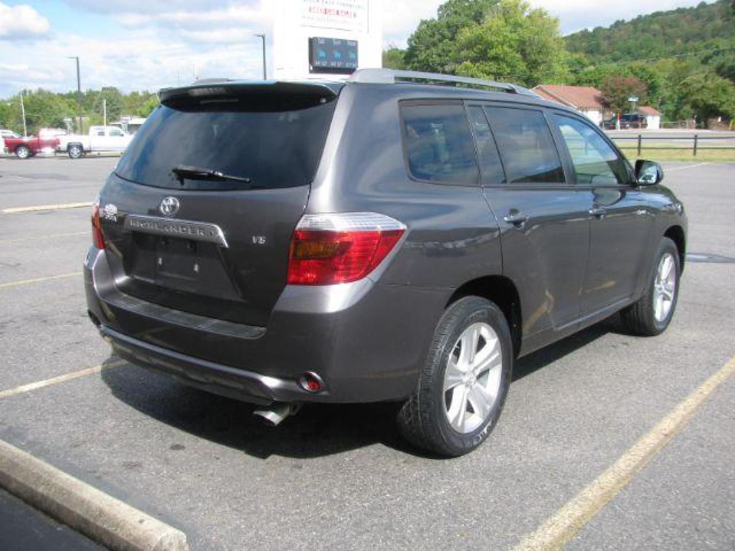 2008 Gray Toyota Highlander Sport 2WD (JTEDS43A082) with an 3.5L V6 DOHC 24V engine, 5-Speed Automatic transmission, located at 2443 Albert Pike, Hot Springs, AR, 71913, (501) 623-6255, 34.492222, -93.109993 - Photo#2