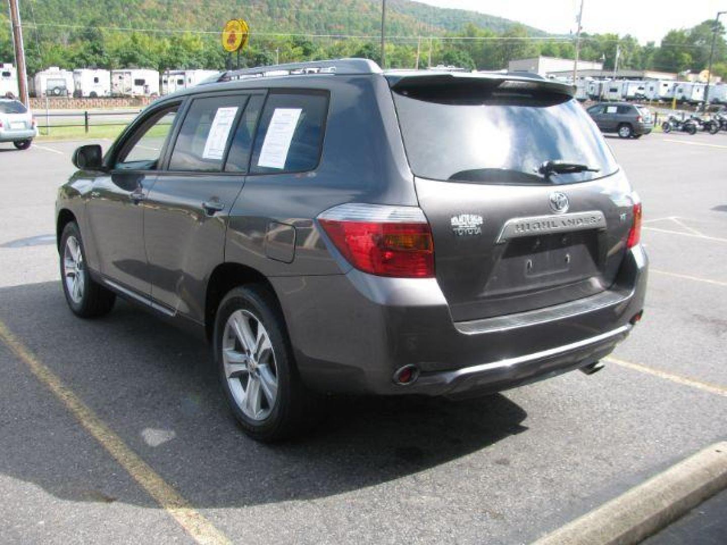 2008 Gray Toyota Highlander Sport 2WD (JTEDS43A082) with an 3.5L V6 DOHC 24V engine, 5-Speed Automatic transmission, located at 2443 Albert Pike, Hot Springs, AR, 71913, (501) 623-6255, 34.492222, -93.109993 - Photo#3