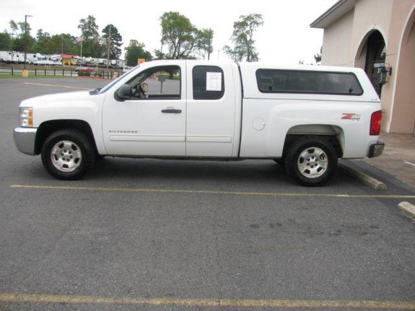 2013 White Chevrolet Silverado 1500 LT Ext. Cab 4WD (1GCRKSE74DZ) with an 5.3L V8 OHV 16V FFV engine, located at 2443 Albert Pike, Hot Springs, AR, 71913, (501) 623-6255, 34.492222, -93.109993 - Photo#1