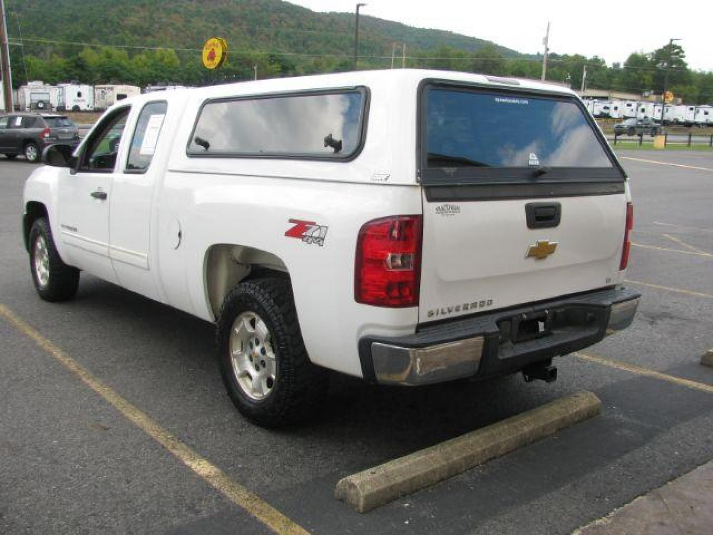 2013 White Chevrolet Silverado 1500 LT Ext. Cab 4WD (1GCRKSE74DZ) with an 5.3L V8 OHV 16V FFV engine, located at 2443 Albert Pike, Hot Springs, AR, 71913, (501) 623-6255, 34.492222, -93.109993 - Photo#2