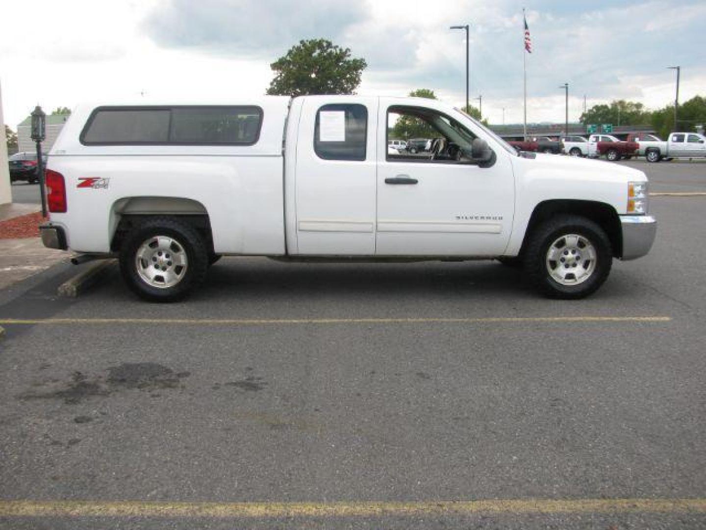 2013 White Chevrolet Silverado 1500 LT Ext. Cab 4WD (1GCRKSE74DZ) with an 5.3L V8 OHV 16V FFV engine, located at 2443 Albert Pike, Hot Springs, AR, 71913, (501) 623-6255, 34.492222, -93.109993 - Photo#4