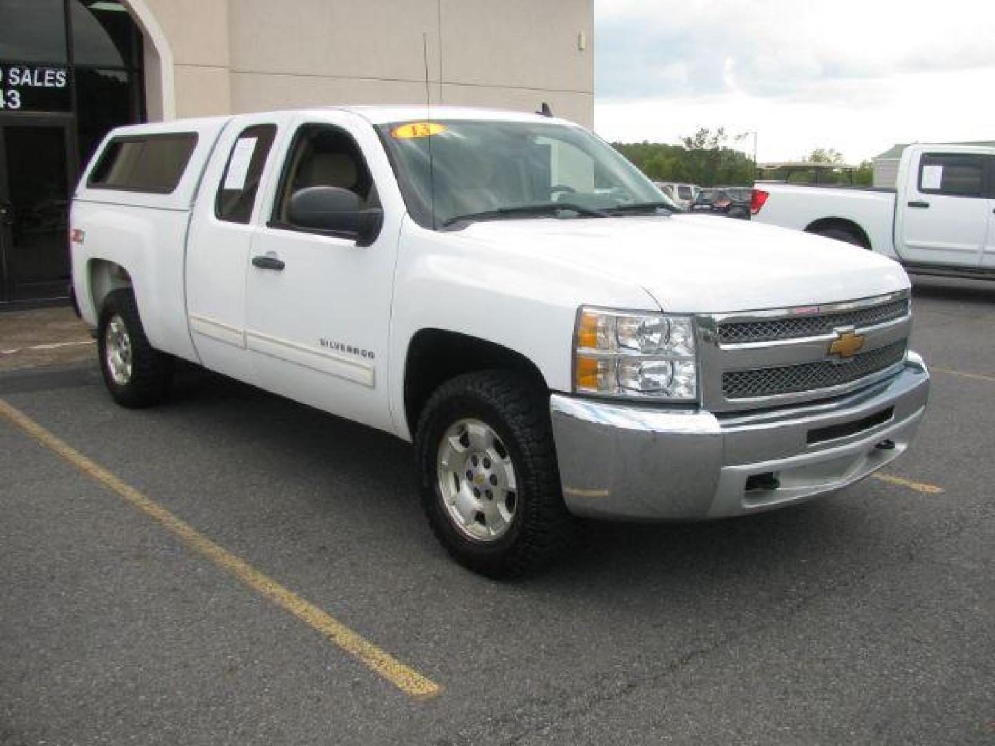 2013 White Chevrolet Silverado 1500 LT Ext. Cab 4WD (1GCRKSE74DZ) with an 5.3L V8 OHV 16V FFV engine, located at 2443 Albert Pike, Hot Springs, AR, 71913, (501) 623-6255, 34.492222, -93.109993 - Photo#5