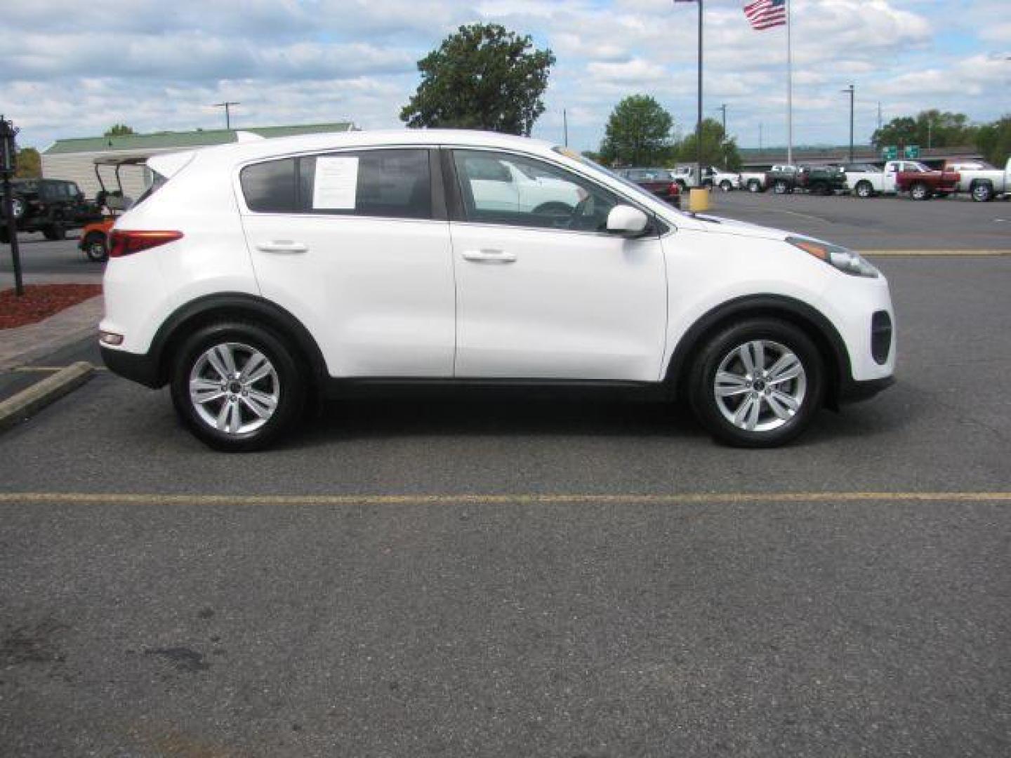 2018 White Kia Sportage LX FWD (KNDPM3AC0J7) with an 2.4L V6 DOHC 24V engine, 6-Speed Automatic transmission, located at 2443 Albert Pike, Hot Springs, AR, 71913, (501) 623-6255, 34.492222, -93.109993 - Photo#1