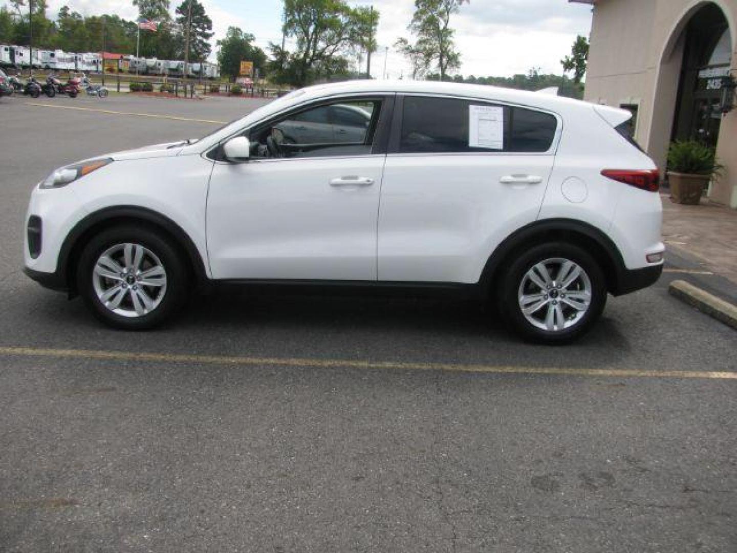 2018 White Kia Sportage LX FWD (KNDPM3AC0J7) with an 2.4L V6 DOHC 24V engine, 6-Speed Automatic transmission, located at 2443 Albert Pike, Hot Springs, AR, 71913, (501) 623-6255, 34.492222, -93.109993 - Photo#4