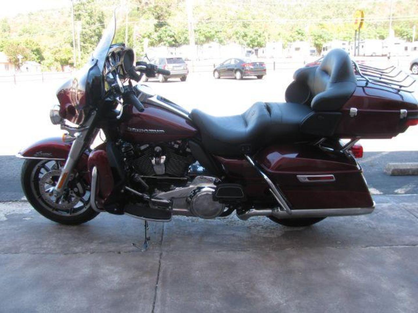 2017 Maroon Harley-Davidson FLHTK Ultra (1HD1KED16HB) with an 1750CC engine, located at 2443 Albert Pike, Hot Springs, AR, 71913, (501) 623-6255, 34.492222, -93.109993 - Photo#4