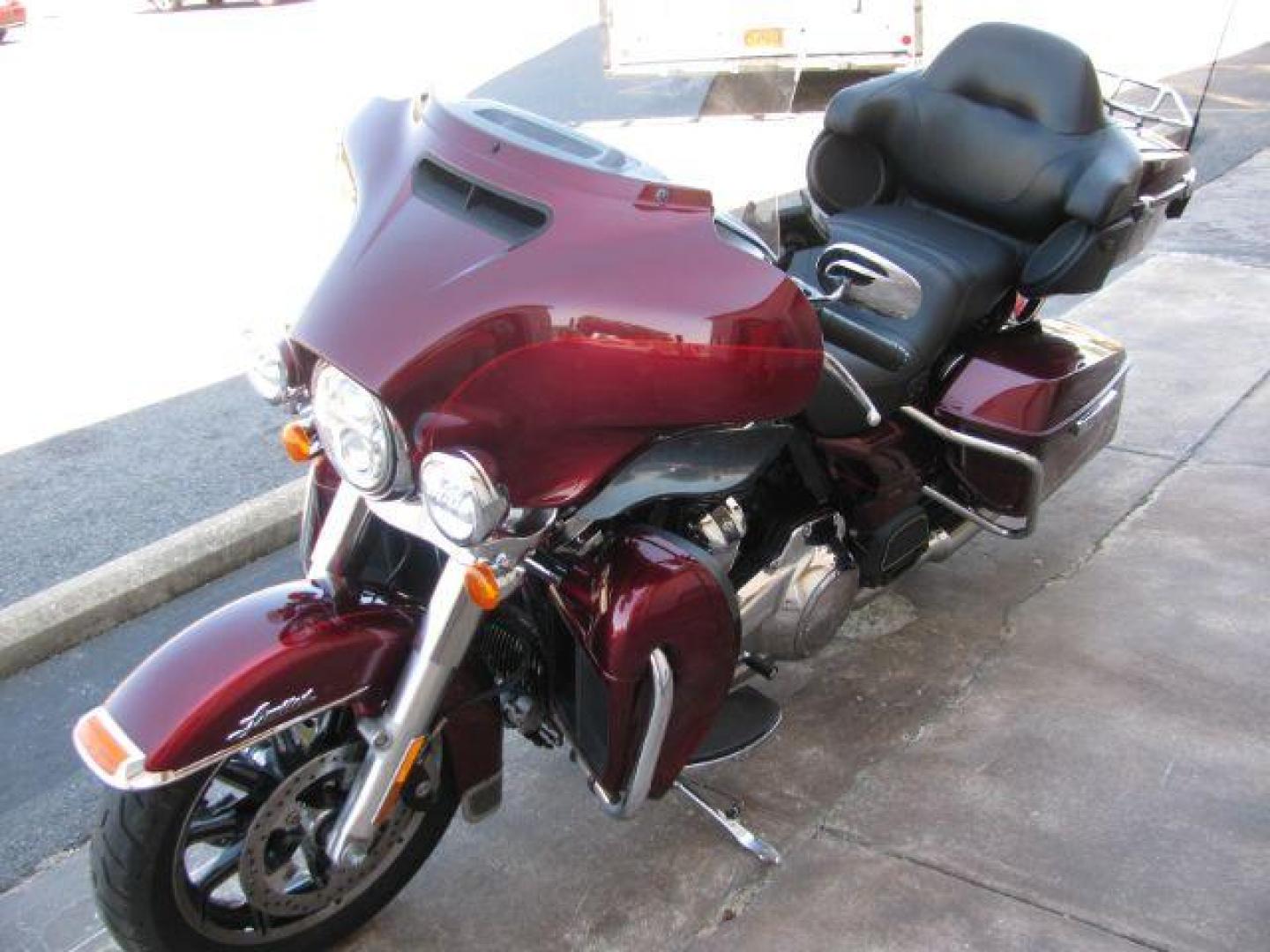 2017 Maroon Harley-Davidson FLHTK Ultra (1HD1KED16HB) with an 1750CC engine, located at 2443 Albert Pike, Hot Springs, AR, 71913, (501) 623-6255, 34.492222, -93.109993 - Photo#5