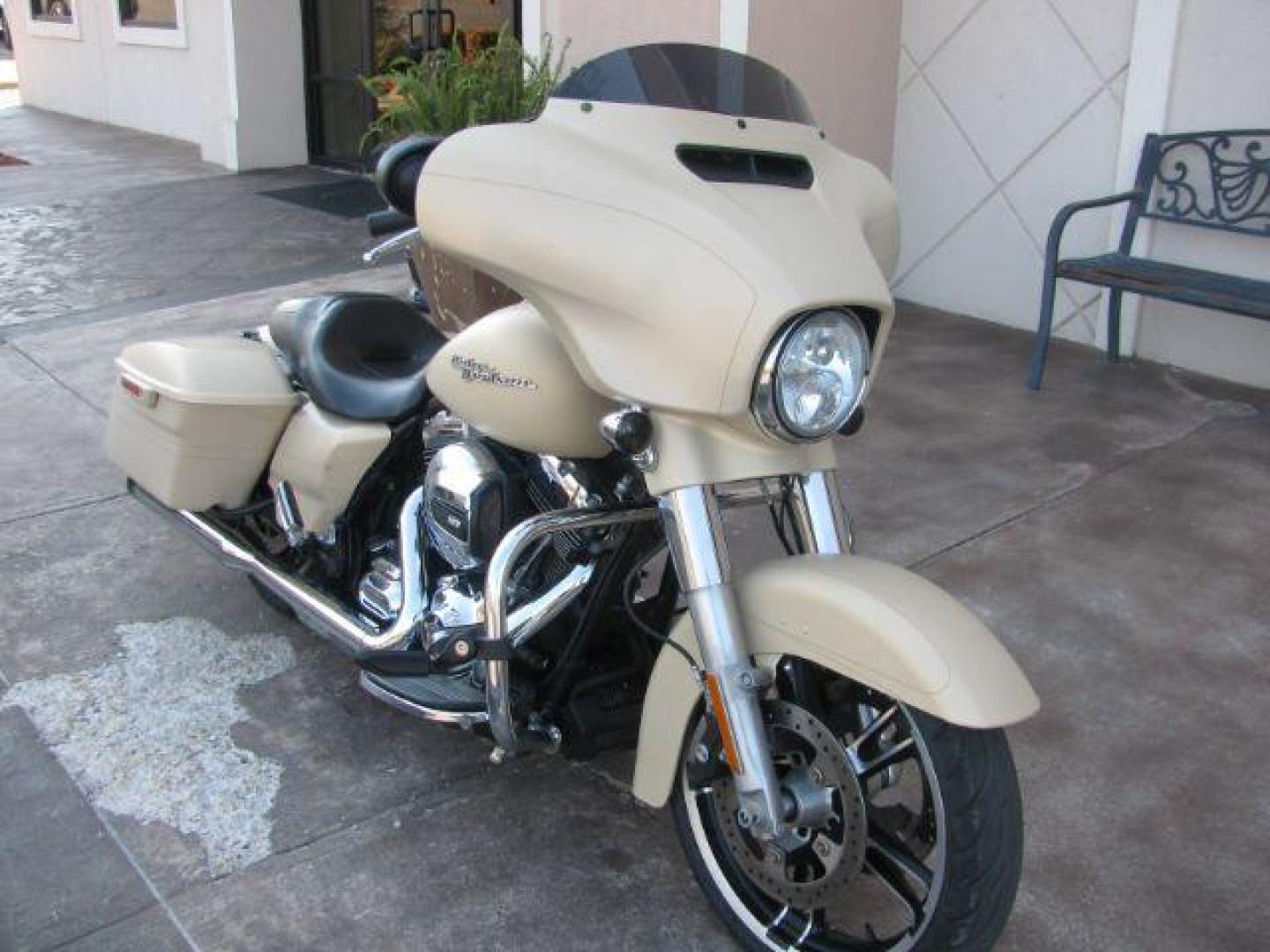 2014 Creme Harley-Davidson FLHXS Street Glide (1HD1KRM16EB) with an 1690CC engine, located at 2443 Albert Pike, Hot Springs, AR, 71913, (501) 623-6255, 34.492222, -93.109993 - Photo#0