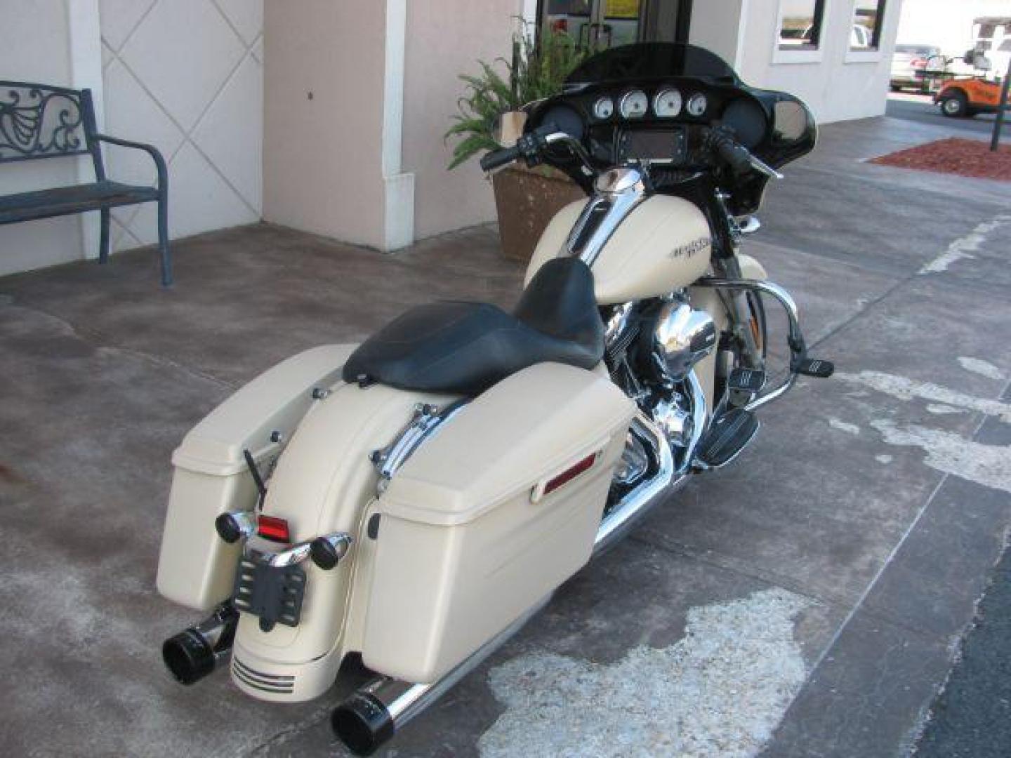 2014 Creme Harley-Davidson FLHXS Street Glide (1HD1KRM16EB) with an 1690CC engine, located at 2443 Albert Pike, Hot Springs, AR, 71913, (501) 623-6255, 34.492222, -93.109993 - Photo#1