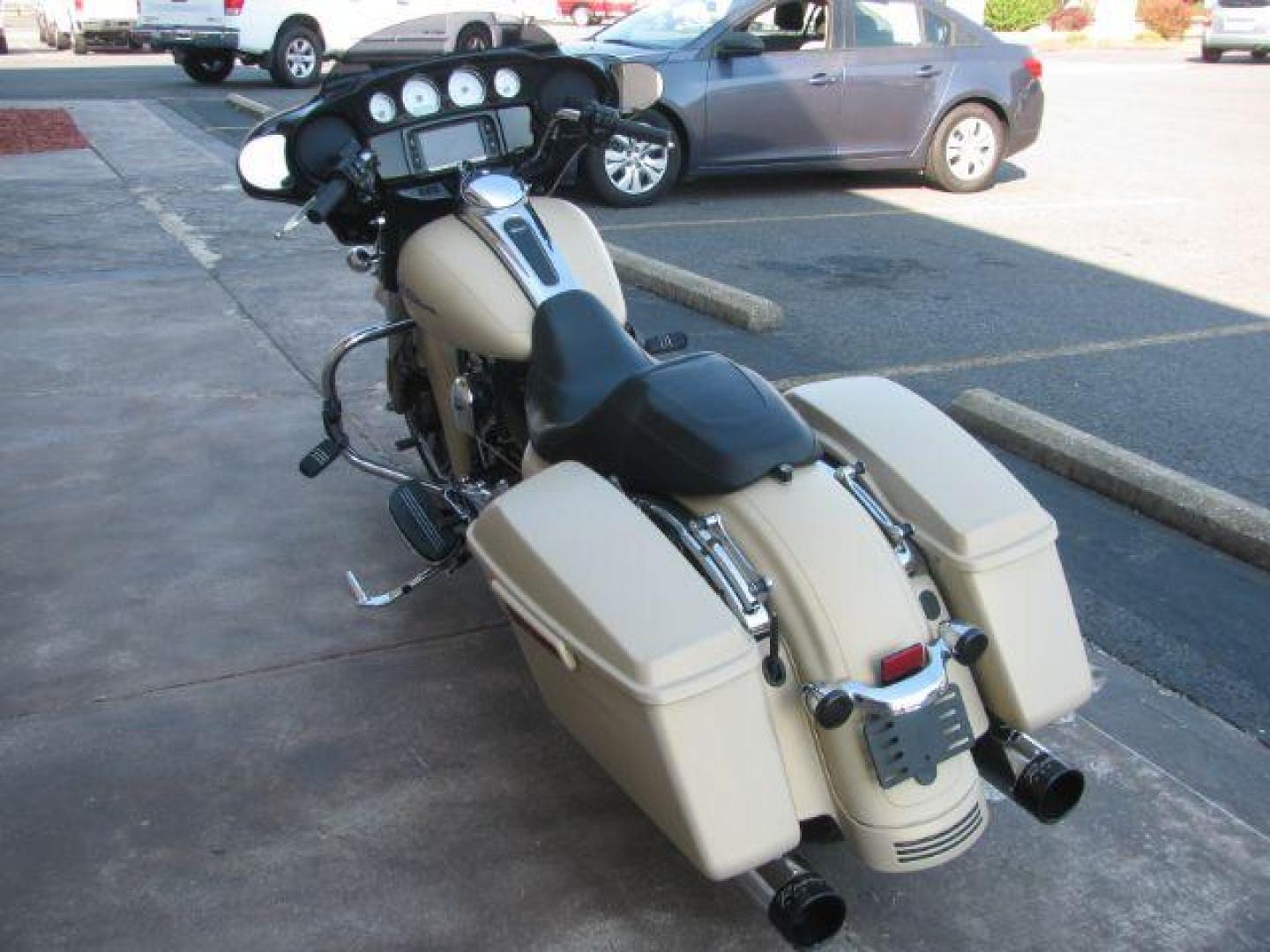 2014 Creme Harley-Davidson FLHXS Street Glide (1HD1KRM16EB) with an 1690CC engine, located at 2443 Albert Pike, Hot Springs, AR, 71913, (501) 623-6255, 34.492222, -93.109993 - Photo#2