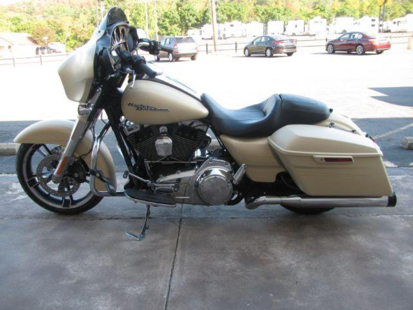 2014 Creme Harley-Davidson FLHXS Street Glide (1HD1KRM16EB) with an 1690CC engine, located at 2443 Albert Pike, Hot Springs, AR, 71913, (501) 623-6255, 34.492222, -93.109993 - Photo#3