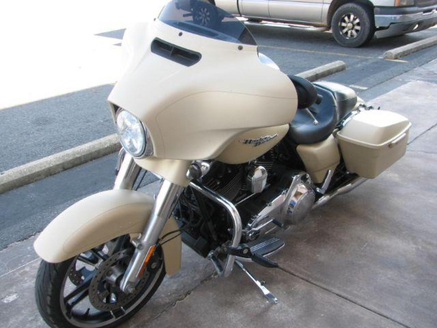 2014 Creme Harley-Davidson FLHXS Street Glide (1HD1KRM16EB) with an 1690CC engine, located at 2443 Albert Pike, Hot Springs, AR, 71913, (501) 623-6255, 34.492222, -93.109993 - Photo#4