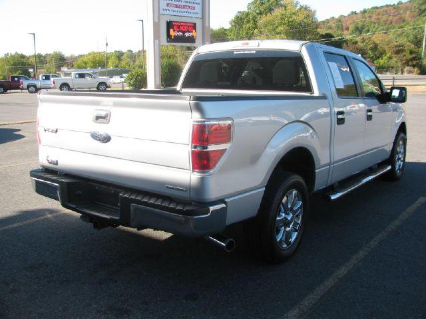 2014 Silver Ford F-150 XLT SuperCrew 5.5-ft. Bed 2WD (1FTFW1CF8EK) with an 5.0L V8 engine, 6-Speed Automatic transmission, located at 2443 Albert Pike, Hot Springs, AR, 71913, (501) 623-6255, 34.492222, -93.109993 - Photo#4