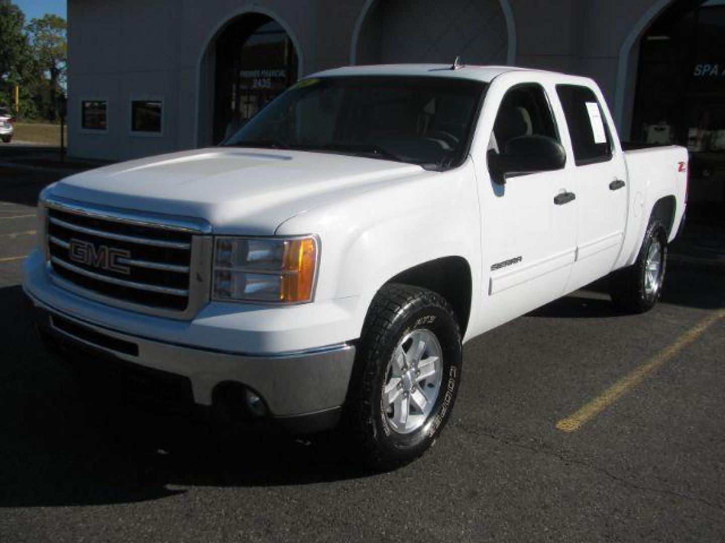 2013 White GMC Sierra 1500 SLE Crew Cab 4WD (3GTP2VE78DG) with an 5.3L V8 OHV 16V FFV engine, 6-Speed Automatic transmission, located at 2443 Albert Pike, Hot Springs, AR, 71913, (501) 623-6255, 34.492222, -93.109993 - Photo#0