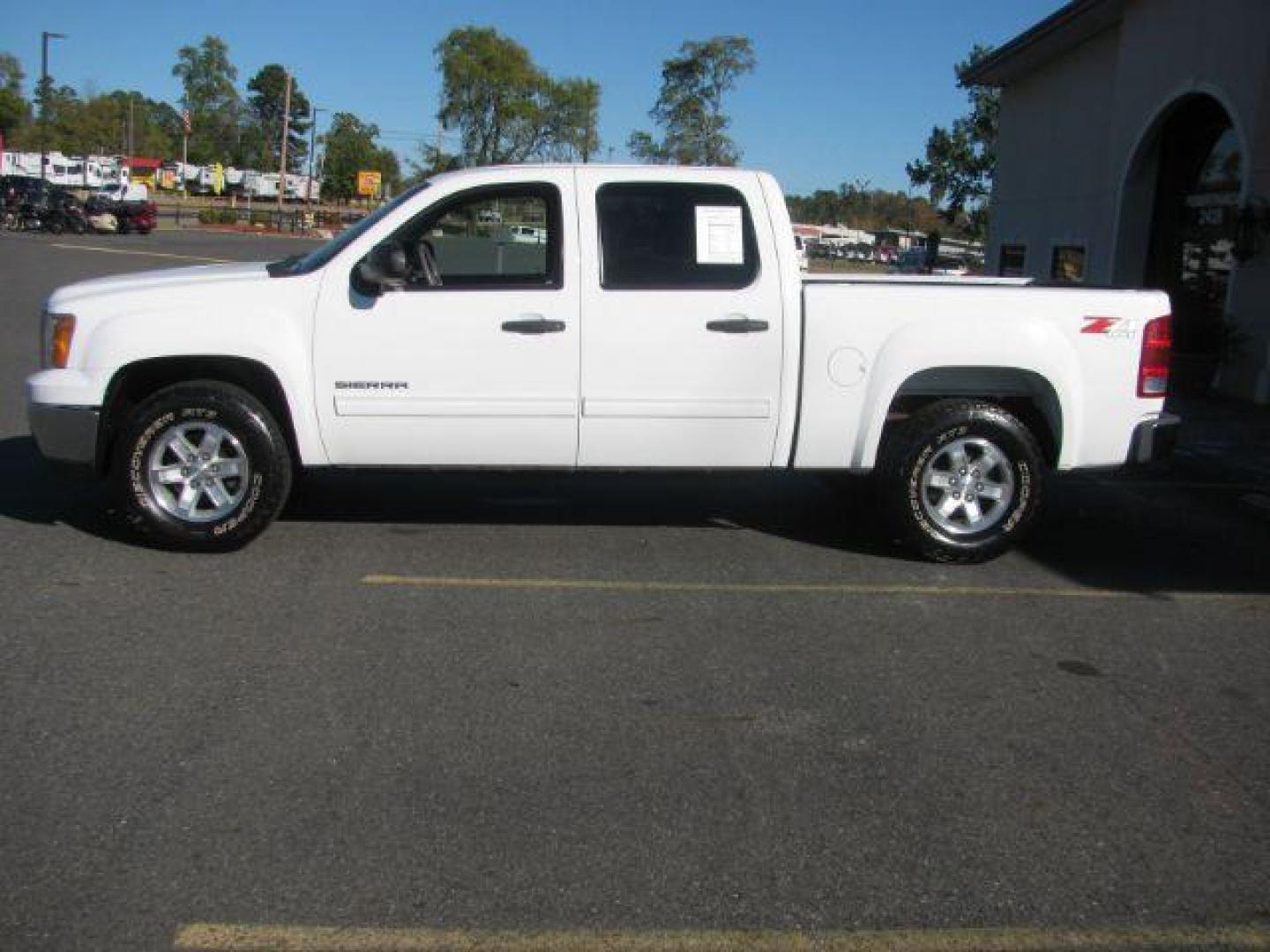 2013 White GMC Sierra 1500 SLE Crew Cab 4WD (3GTP2VE78DG) with an 5.3L V8 OHV 16V FFV engine, 6-Speed Automatic transmission, located at 2443 Albert Pike, Hot Springs, AR, 71913, (501) 623-6255, 34.492222, -93.109993 - Photo#1