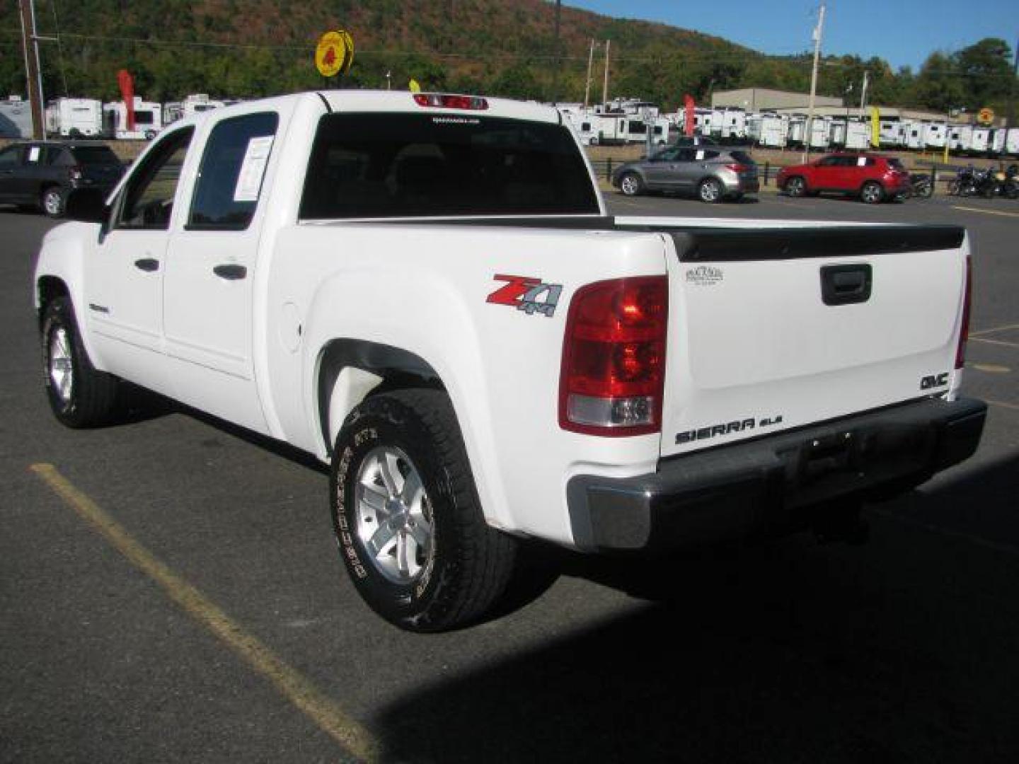 2013 White GMC Sierra 1500 SLE Crew Cab 4WD (3GTP2VE78DG) with an 5.3L V8 OHV 16V FFV engine, 6-Speed Automatic transmission, located at 2443 Albert Pike, Hot Springs, AR, 71913, (501) 623-6255, 34.492222, -93.109993 - Photo#2