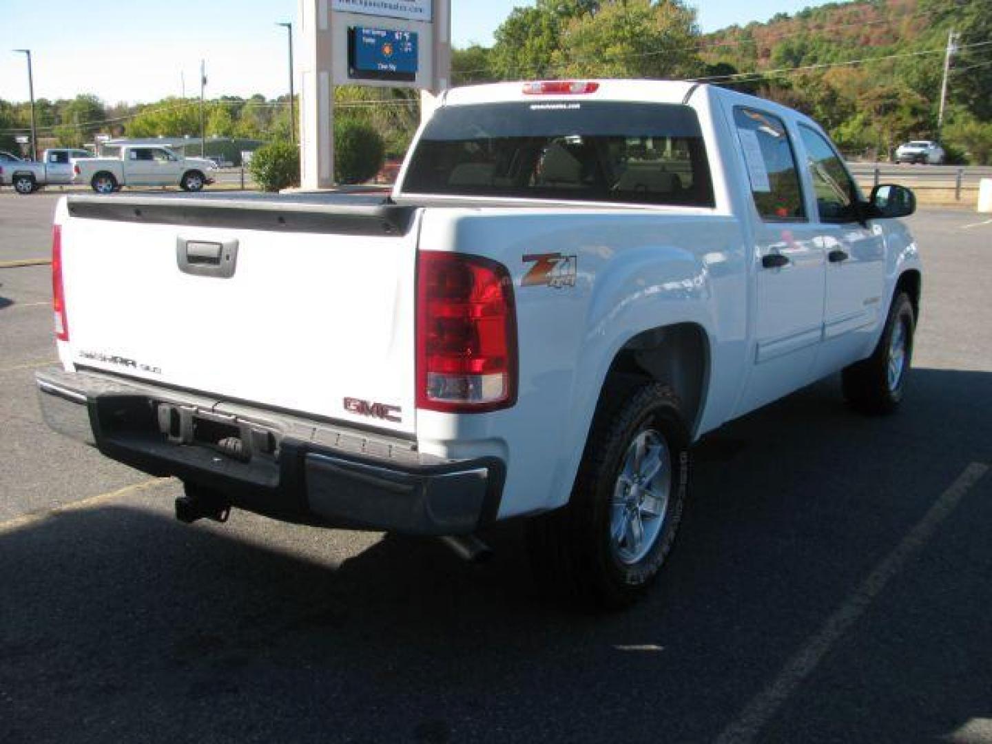 2013 White GMC Sierra 1500 SLE Crew Cab 4WD (3GTP2VE78DG) with an 5.3L V8 OHV 16V FFV engine, 6-Speed Automatic transmission, located at 2443 Albert Pike, Hot Springs, AR, 71913, (501) 623-6255, 34.492222, -93.109993 - Photo#4