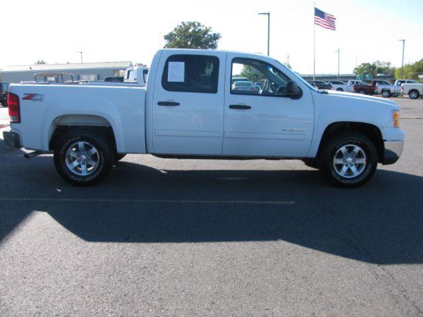 2013 White GMC Sierra 1500 SLE Crew Cab 4WD (3GTP2VE78DG) with an 5.3L V8 OHV 16V FFV engine, 6-Speed Automatic transmission, located at 2443 Albert Pike, Hot Springs, AR, 71913, (501) 623-6255, 34.492222, -93.109993 - Photo#5