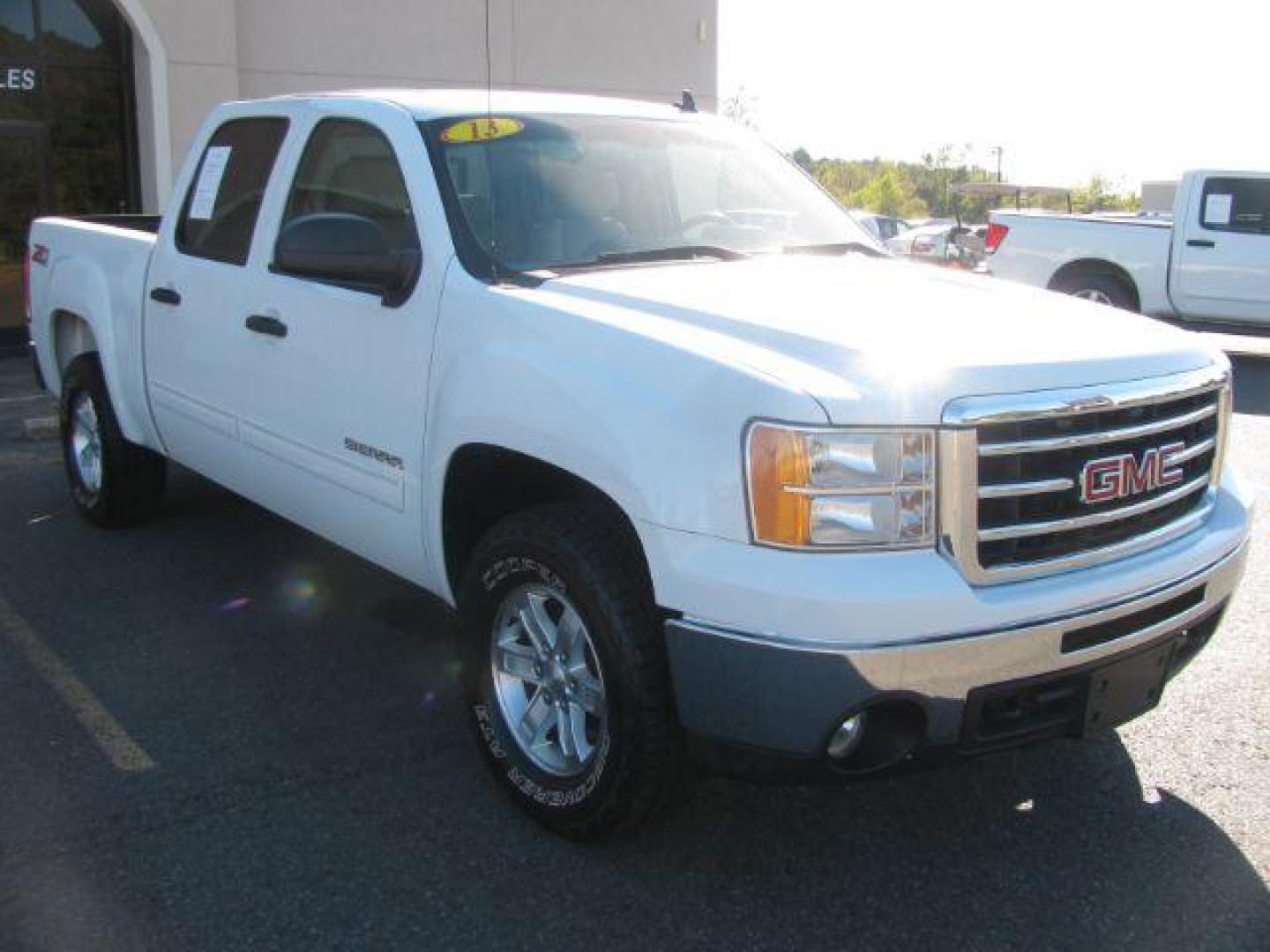 2013 White GMC Sierra 1500 SLE Crew Cab 4WD (3GTP2VE78DG) with an 5.3L V8 OHV 16V FFV engine, 6-Speed Automatic transmission, located at 2443 Albert Pike, Hot Springs, AR, 71913, (501) 623-6255, 34.492222, -93.109993 - Photo#6