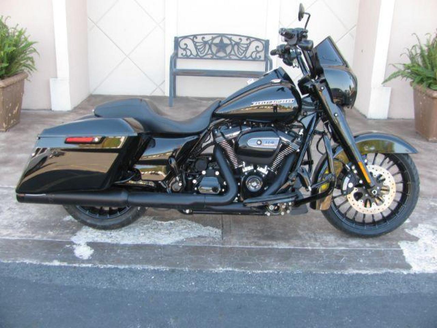 2019 Black Harley-Davidson FLHRXS Road King (1HD1KVP10KB) with an 1868CC engine, located at 2443 Albert Pike, Hot Springs, AR, 71913, (501) 623-6255, 34.492222, -93.109993 - Photo#0