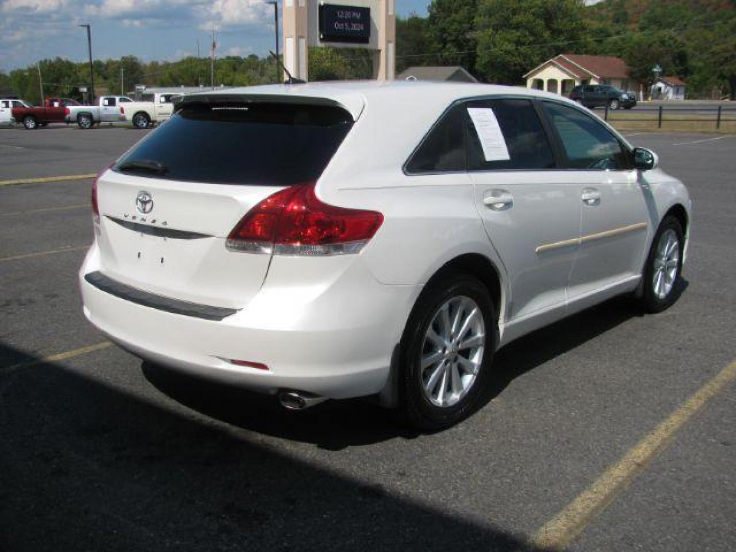 2009 White Toyota Venza 4X2 I4 (4T3ZE11A49U) with an 2.7L L4 DOHC 16V engine, 6-Speed Automatic transmission, located at 2443 Albert Pike, Hot Springs, AR, 71913, (501) 623-6255, 34.492222, -93.109993 - Photo#2