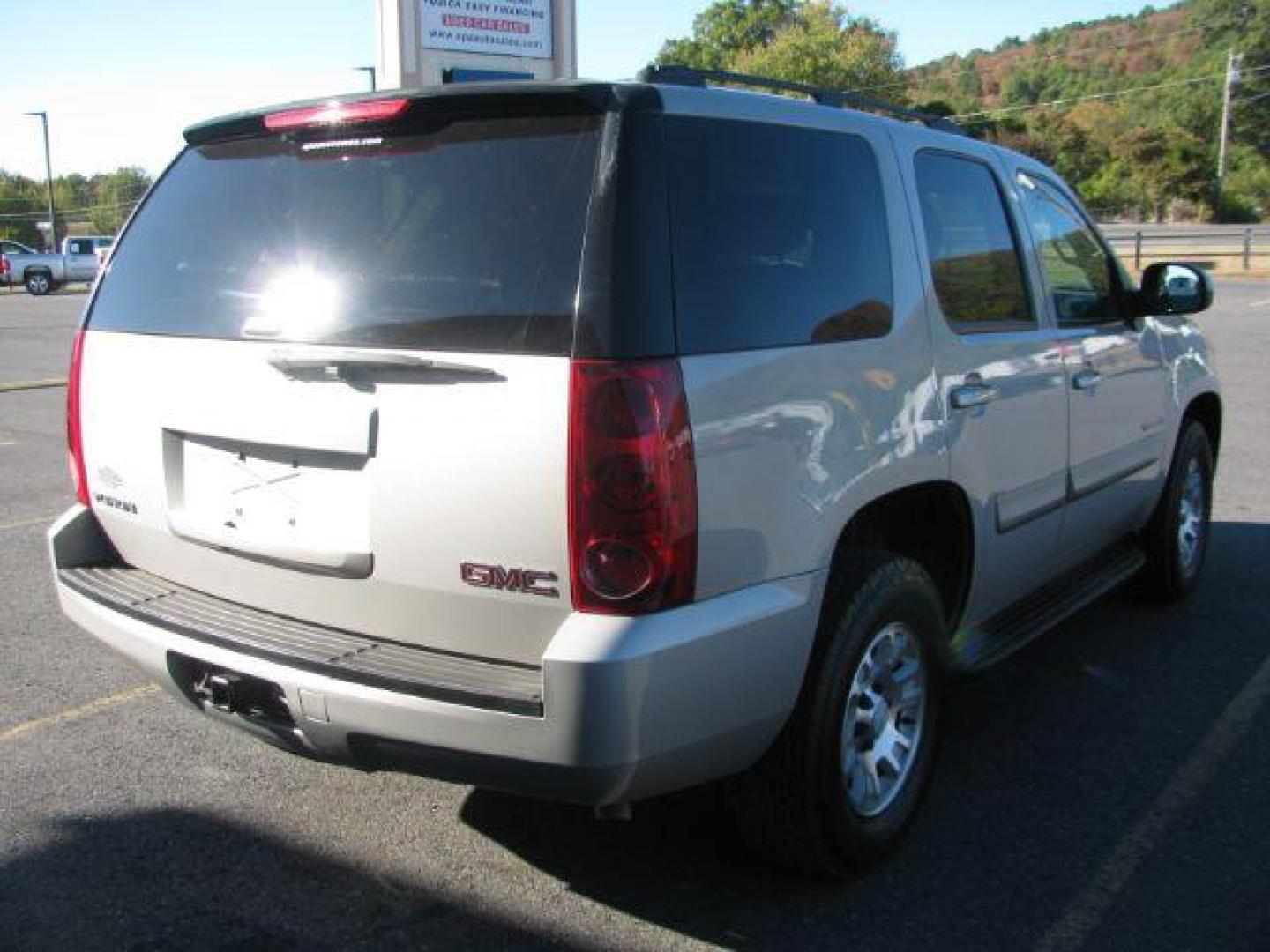 2008 Silver GMC Yukon SLE-1 2WD (1GKFC13C78R) with an 4.8L V8 OHV 16V engine, 6-Speed Automatic transmission, located at 2443 Albert Pike, Hot Springs, AR, 71913, (501) 623-6255, 34.492222, -93.109993 - Photo#3