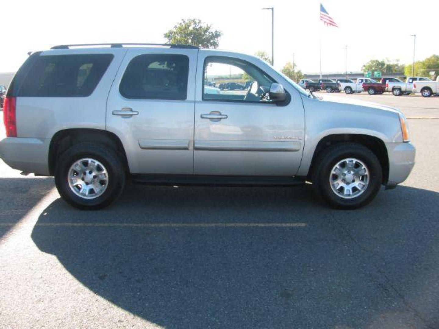 2008 Silver GMC Yukon SLE-1 2WD (1GKFC13C78R) with an 4.8L V8 OHV 16V engine, 6-Speed Automatic transmission, located at 2443 Albert Pike, Hot Springs, AR, 71913, (501) 623-6255, 34.492222, -93.109993 - Photo#4