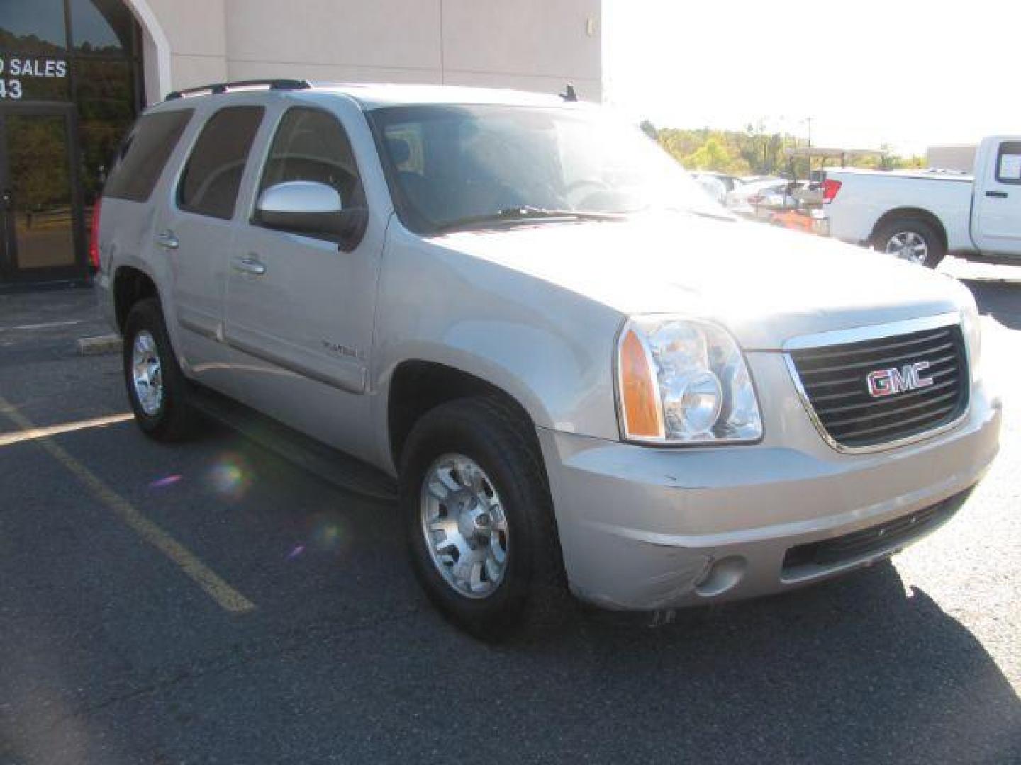 2008 Silver GMC Yukon SLE-1 2WD (1GKFC13C78R) with an 4.8L V8 OHV 16V engine, 6-Speed Automatic transmission, located at 2443 Albert Pike, Hot Springs, AR, 71913, (501) 623-6255, 34.492222, -93.109993 - Photo#5