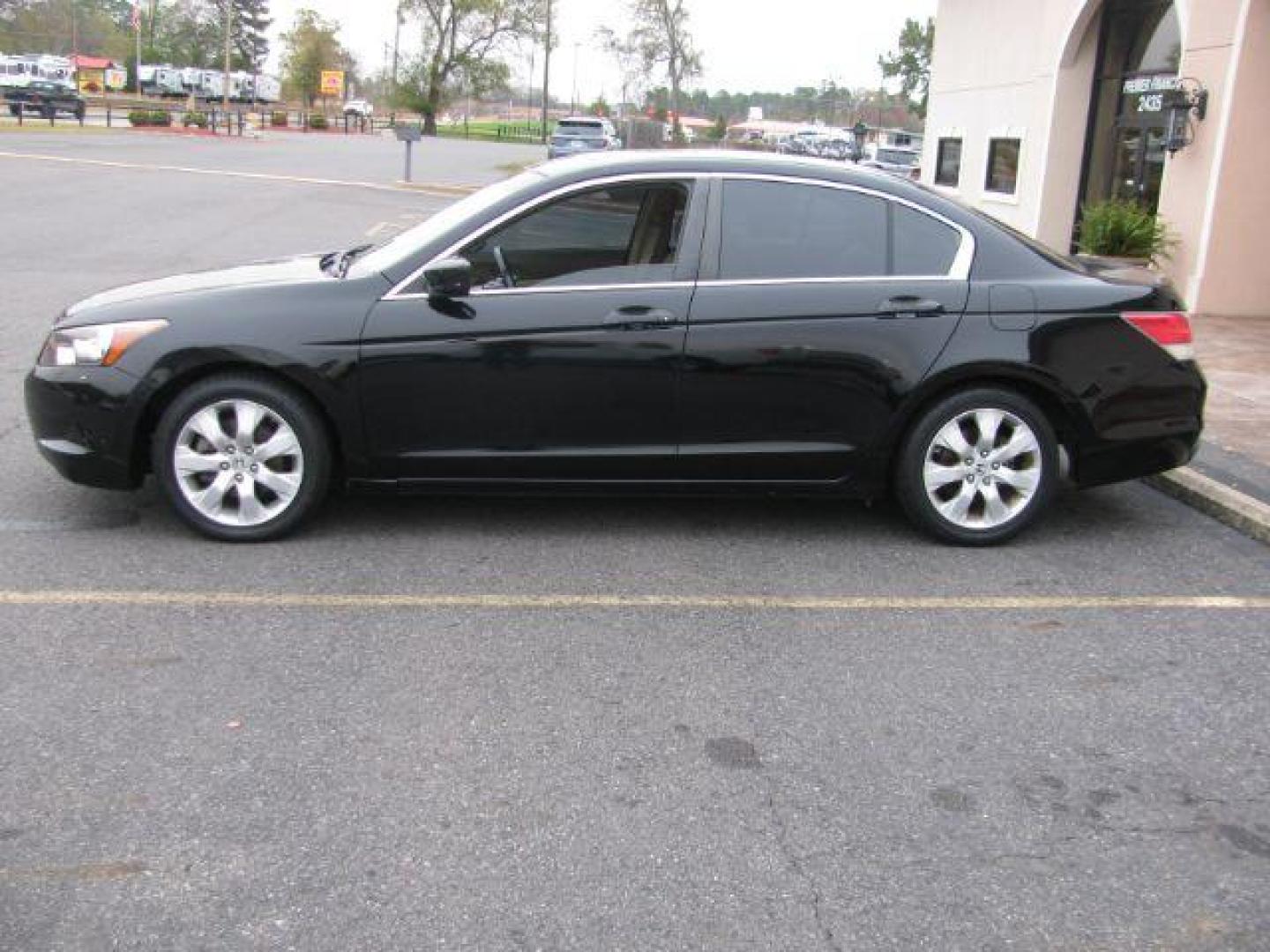 2008 Black Honda Accord EX-L Sedan AT (JHMCP26818C) with an 2.4L L4 DOHC 16V engine, 5-Speed Automatic transmission, located at 2443 Albert Pike, Hot Springs, AR, 71913, (501) 623-6255, 34.492222, -93.109993 - Photo#1