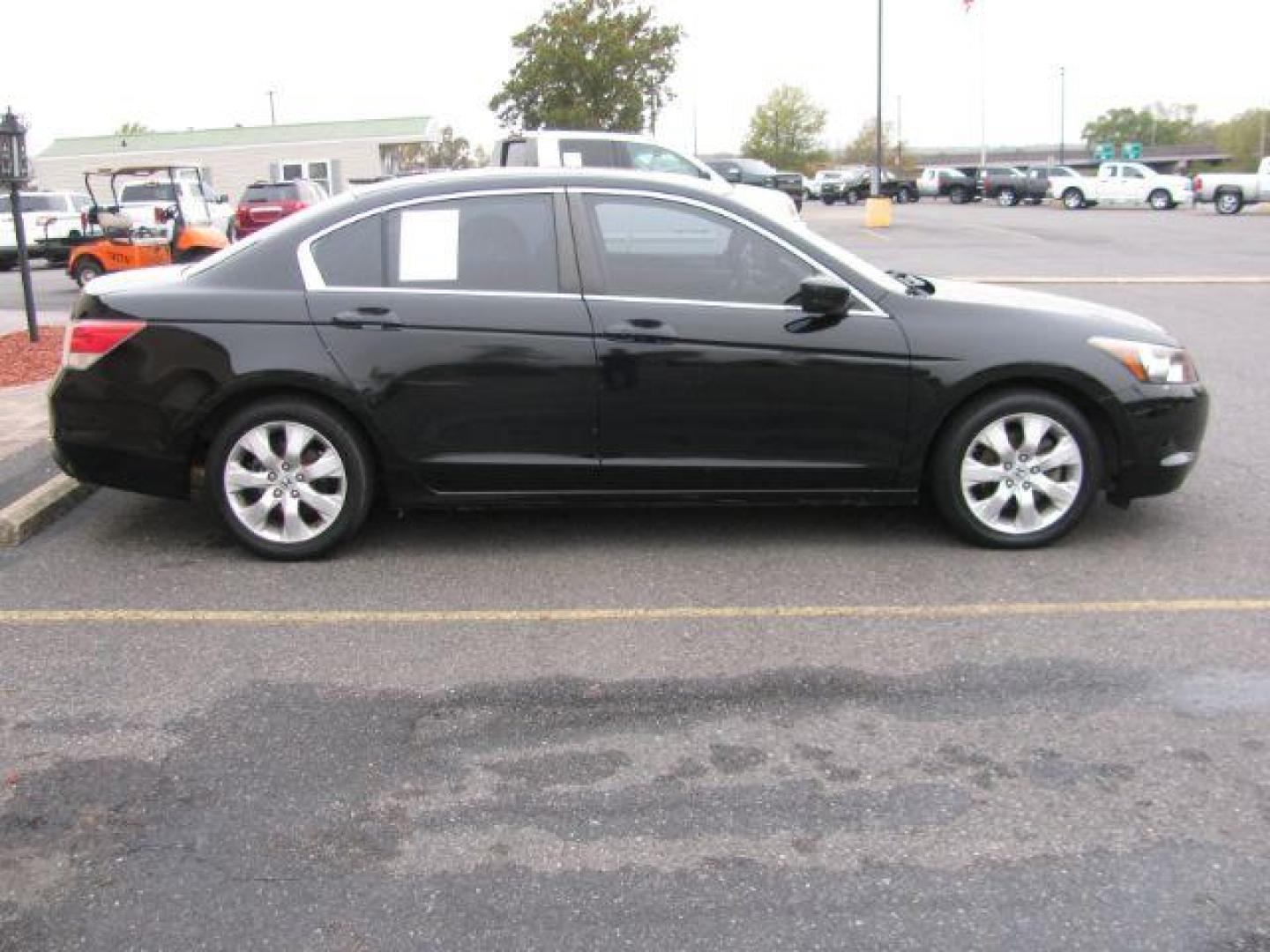 2008 Black Honda Accord EX-L Sedan AT (JHMCP26818C) with an 2.4L L4 DOHC 16V engine, 5-Speed Automatic transmission, located at 2443 Albert Pike, Hot Springs, AR, 71913, (501) 623-6255, 34.492222, -93.109993 - Photo#4