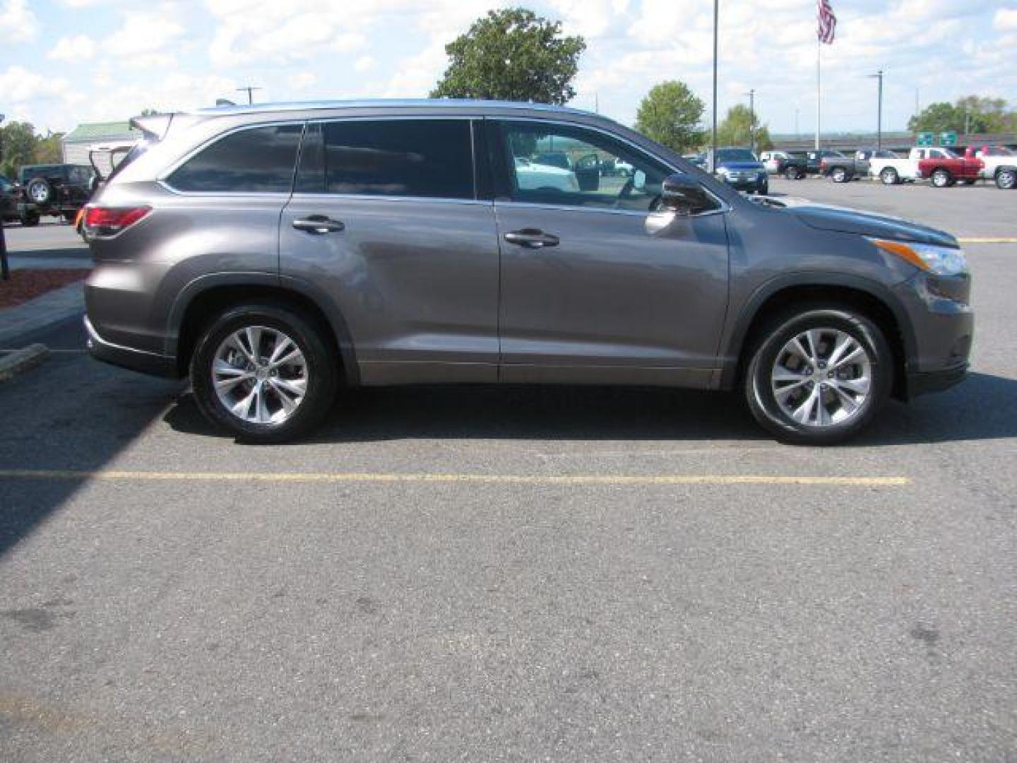 2015 Gray Toyota Highlander XLE FWD V6 (5TDKKRFH3FS) with an 3.5L V6 DOHC 24V engine, 6-Speed Automatic transmission, located at 2443 Albert Pike, Hot Springs, AR, 71913, (501) 623-6255, 34.492222, -93.109993 - Photo#1