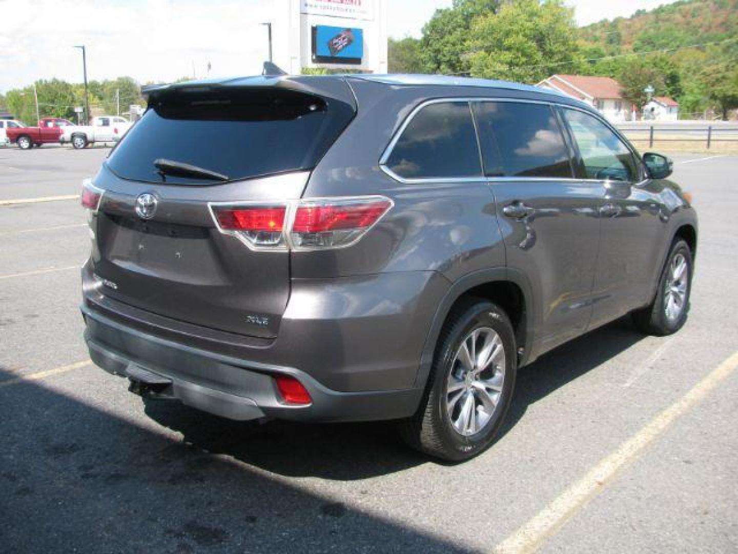 2015 Gray Toyota Highlander XLE FWD V6 (5TDKKRFH3FS) with an 3.5L V6 DOHC 24V engine, 6-Speed Automatic transmission, located at 2443 Albert Pike, Hot Springs, AR, 71913, (501) 623-6255, 34.492222, -93.109993 - Photo#2