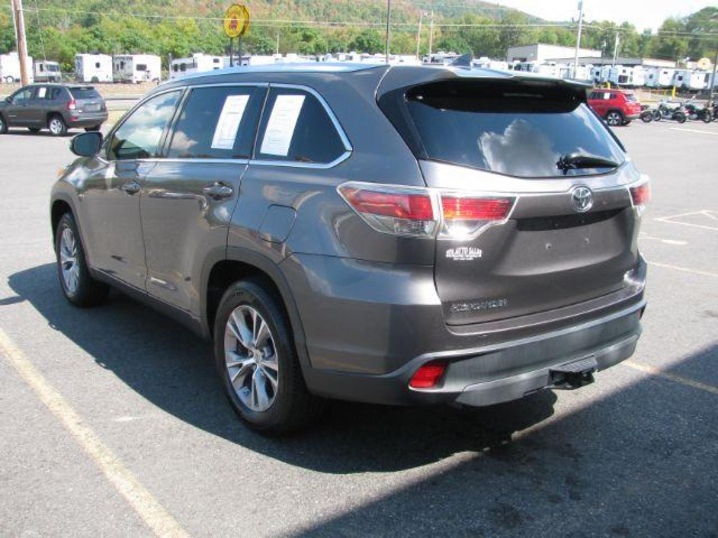 2015 Gray Toyota Highlander XLE FWD V6 (5TDKKRFH3FS) with an 3.5L V6 DOHC 24V engine, 6-Speed Automatic transmission, located at 2443 Albert Pike, Hot Springs, AR, 71913, (501) 623-6255, 34.492222, -93.109993 - Photo#3