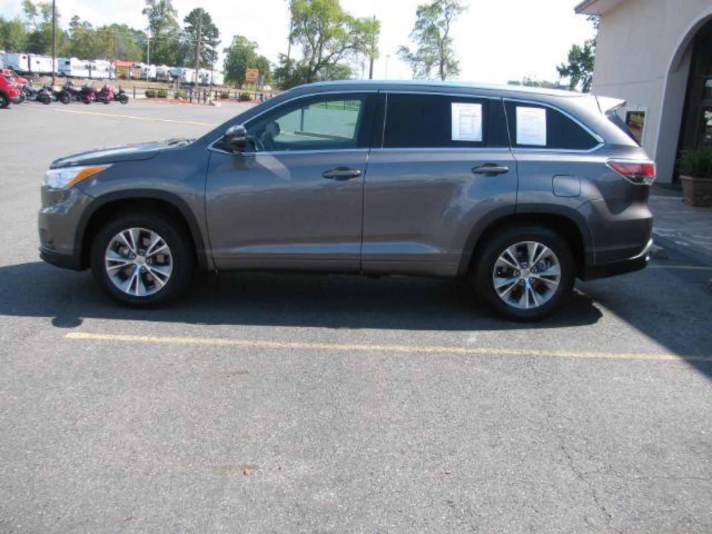 2015 Gray Toyota Highlander XLE FWD V6 (5TDKKRFH3FS) with an 3.5L V6 DOHC 24V engine, 6-Speed Automatic transmission, located at 2443 Albert Pike, Hot Springs, AR, 71913, (501) 623-6255, 34.492222, -93.109993 - Photo#4