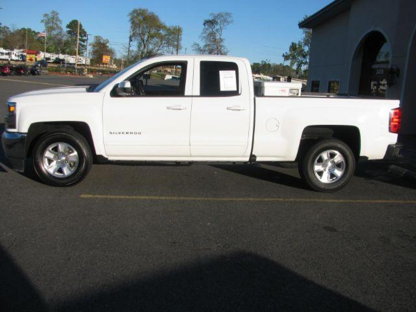 2018 White Chevrolet Silverado 1500 LT Double Cab 2WD (1GCRCREC5JZ) with an 5.3L V8 OHV 16V engine, 6-Speed Automatic transmission, located at 2443 Albert Pike, Hot Springs, AR, 71913, (501) 623-6255, 34.492222, -93.109993 - Photo#1