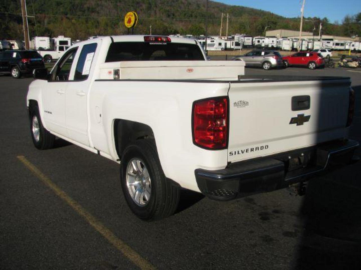 2018 White Chevrolet Silverado 1500 LT Double Cab 2WD (1GCRCREC5JZ) with an 5.3L V8 OHV 16V engine, 6-Speed Automatic transmission, located at 2443 Albert Pike, Hot Springs, AR, 71913, (501) 623-6255, 34.492222, -93.109993 - Photo#2